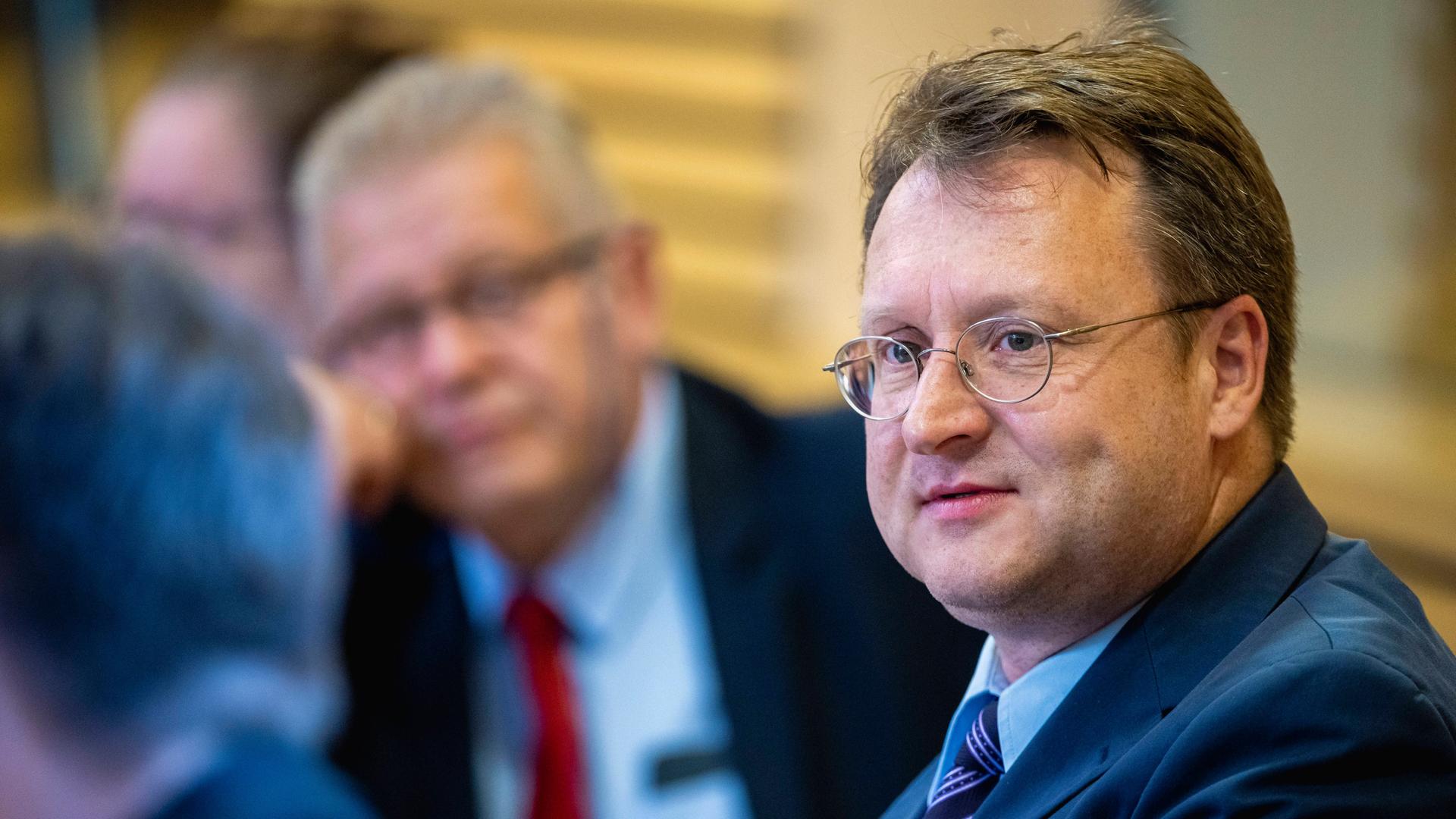 Der AfD-Politiker und Rechtsanwalt Robert Stuhlmann während einer Plenarsitzung im Thüringer Landtag im November 2022 Der AfD-Politiker und Rechtsanwalt Robert Stuhlmann während einer Plenarsitzung im Thüringer Landtag im November 2022