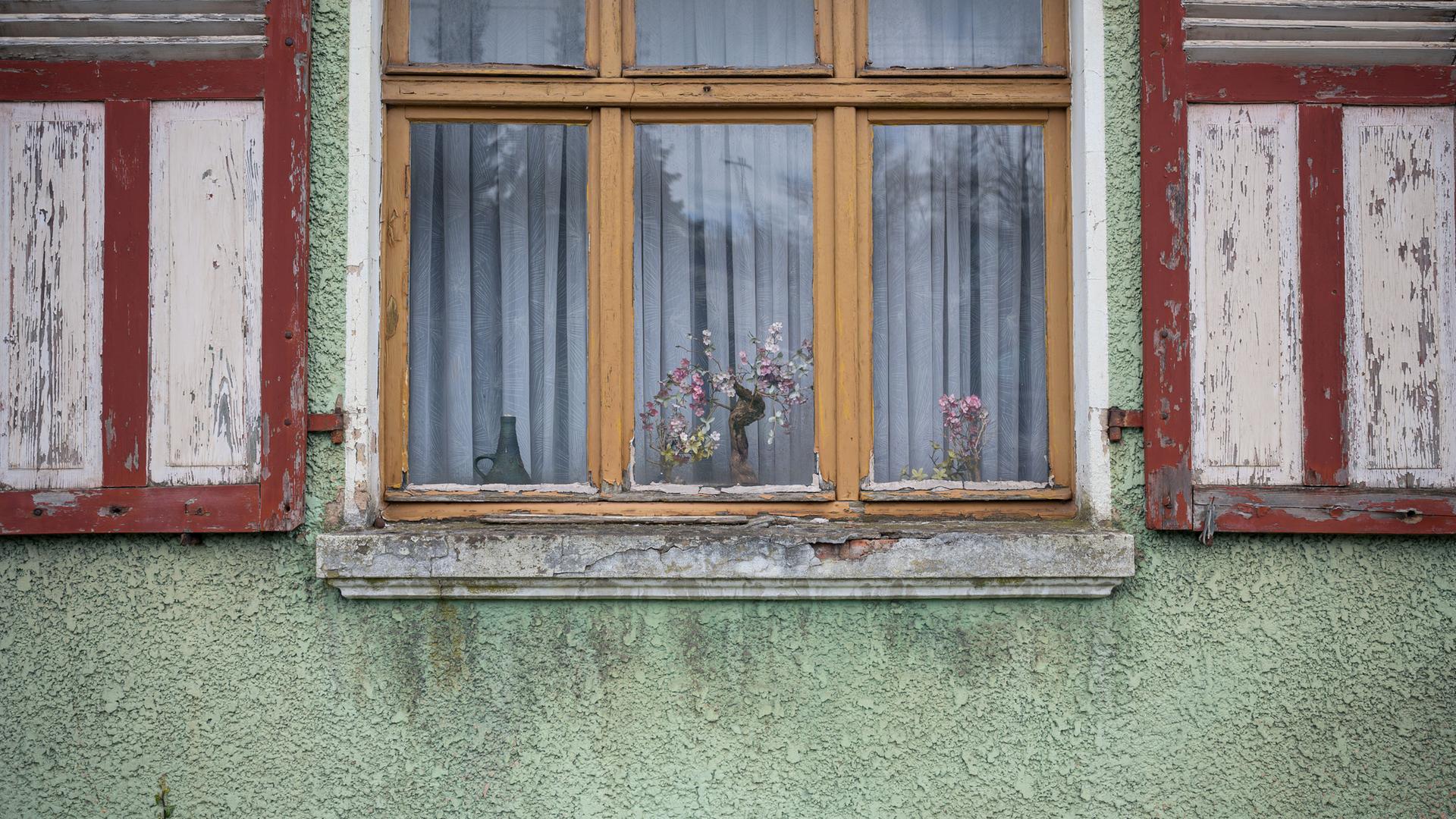 Blick in das Haus, in dem ein Priester jahrelang Minderjährige nackt fotografiert haben soll. Blick in das Haus, in dem ein Priester jahrelang Minderjährige nackt fotografiert haben soll.