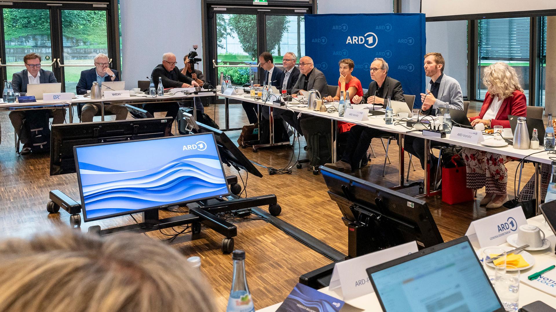 ARD-Treffen Stuttgart Juni 2023, von links Dr. Hans-Martin Schmidt (BR, Leiter ARD-Koordination, Medienpolitik), Helfried Spitra (WDR, Leiter HA Intendant), Tom Buhrow (WDR, Intendant), Jan Büttner (SWR, Verwaltungsdirektor, Vorsitzender der Finanzkommission), Thomas Dauser (SWR, Leiter Innovationsmanagement und Digitale Transformation), Michael Eberhard (SWR, Leiter Technik und Produktion, Vorsitzender der Kommission Produktion und Technik), Franziska Roth ( SWR, Intendant), Prof. Dr. Kai Gniffke (SWR, Intendant und ARD-Vorsitzender), Clemens Bratzler (SWR, Programmdirektor für Information, Sport, Fiktion, Service und Unterhaltung, Vorsitzende der Gemeinsamen Programmkonferenz), Anke Mai ( SWR, Programmdirektorin für Kultur, Wissen, Junge Formate, Vorsitzende der Programmkonferenz Audio), Dr. Alexandra Kth (SWR, Rechtsdirektorin und Vorsitzende der Rechtskommission), Dr. Frauke Pieper (SWR, Rechtsdirektorin und Vorsitzende der Rechtskommission). Kommission), Philipp Kosak (ARD-Programmdirektion, Sprecher).© SWR/Patricia Neligan, honorarfrei – Nutzung gemäß den Nutzungsbedingungen im Rahmen der engen, unternehmensbezogenen Berichterstattung im SWR-Kontext bei Nennung "Bild: SWR/Patricia Neligan" (S2+), SWR Presse-/Bildkommunikation, Baden-Baden, Tel: 07221/929-26868, foto@swr.de ARD-Treffen Stuttgart Juni 2023, von links Dr. Hans-Martin Schmidt (BR, Leiter ARD-Koordination, Medienpolitik), Helfried Spitra (WDR, Leiter HA Intendant), Tom Buhrow (WDR, Intendant), Jan Büttner (SWR, Verwaltungsdirektor, Vorsitzender der Finanzkommission), Thomas Dauser (SWR, Leiter Innovationsmanagement und Digitale Transformation), Michael Eberhard (SWR, Leiter Technik und Produktion, Vorsitzender der Kommission Produktion und Technik), Franziska Roth ( SWR, Intendant), Prof. Dr. Kai Gniffke (SWR, Intendant und ARD-Vorsitzender), Clemens Bratzler (SWR, Programmdirektor für Information, Sport, Fiktion, Service und Unterhaltung, Vorsitzende der Gemeinsamen Programmkonferenz), Anke Mai ( SWR, Programmdirektorin für Kultur, Wissen, Junge Formate, Vorsitzende der Programmkonferenz Audio), Dr. Alexandra Kth (SWR, Rechtsdirektorin und Vorsitzende der Rechtskommission), Dr. Frauke Pieper (SWR, Rechtsdirektorin und Vorsitzende der Rechtskommission). Kommission), Philipp Kosak (ARD-Programmdirektion, Sprecher).© SWR/Patricia Neligan, honorarfrei – Nutzung gemäß den Nutzungsbedingungen im Rahmen der engen, unternehmensbezogenen Berichterstattung im SWR-Kontext bei Nennung "Bild: SWR/Patricia Neligan" (S2+), SWR Presse-/Bildkommunikation, Baden-Baden, Tel: 07221/929-26868, foto@swr.de