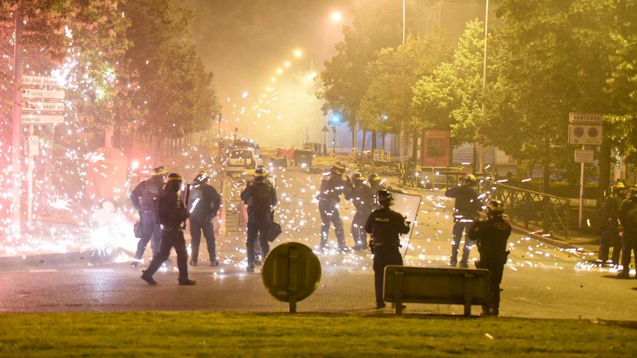 Polizisten und Feuer sind zu sehen. Foto von Florian Poitout/ABACAPRESS.COM Polizisten und Feuer sind zu sehen. Foto von Florian Poitout/ABACAPRESS.COM