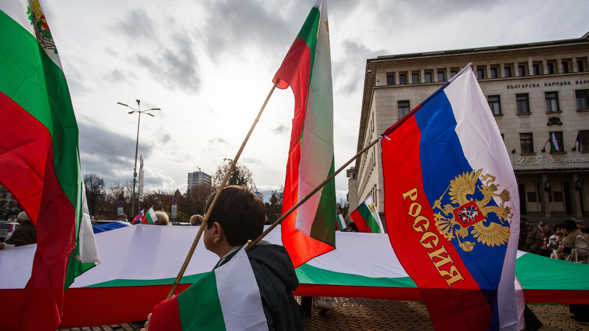Demonstration zur Unterstützung Russlands im Zentrum von Sofia am 10. Dezember 2022. Zu sehen sind die bulgarische und die russische Flagge. Demonstration zur Unterstützung Russlands im Zentrum von Sofia am 10. Dezember 2022. Zu sehen sind die bulgarische und die russische Flagge.