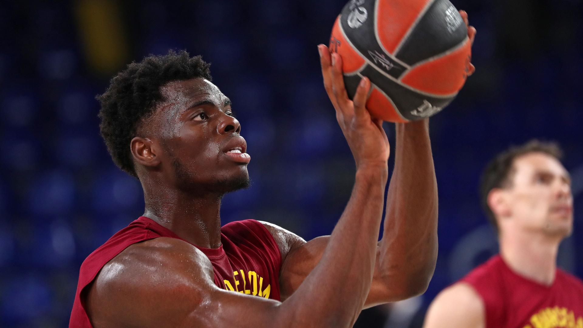 Barcelona: James Nnaji wirft den Ball auf den Korb beim Spiel FC Barcelona gegen Zalgiris Kaunas im Euroleague. Barcelona: James Nnaji wirft den Ball auf den Korb beim Spiel FC Barcelona gegen Zalgiris Kaunas im Euroleague.