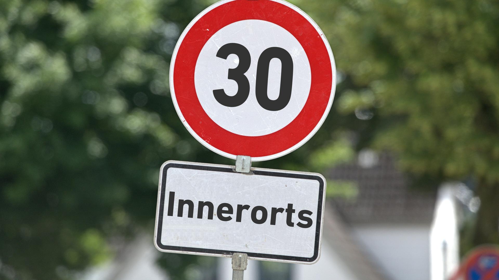 Verkehrsschild mit der Aufschrift "30" und ein zusätzliches Schild mit der Aufschrift: "Innenstadt" auf einem Wegweiser. Verkehrsschild mit der Aufschrift "30" und ein zusätzliches Schild mit der Aufschrift: "Innenstadt" auf einem Wegweiser.