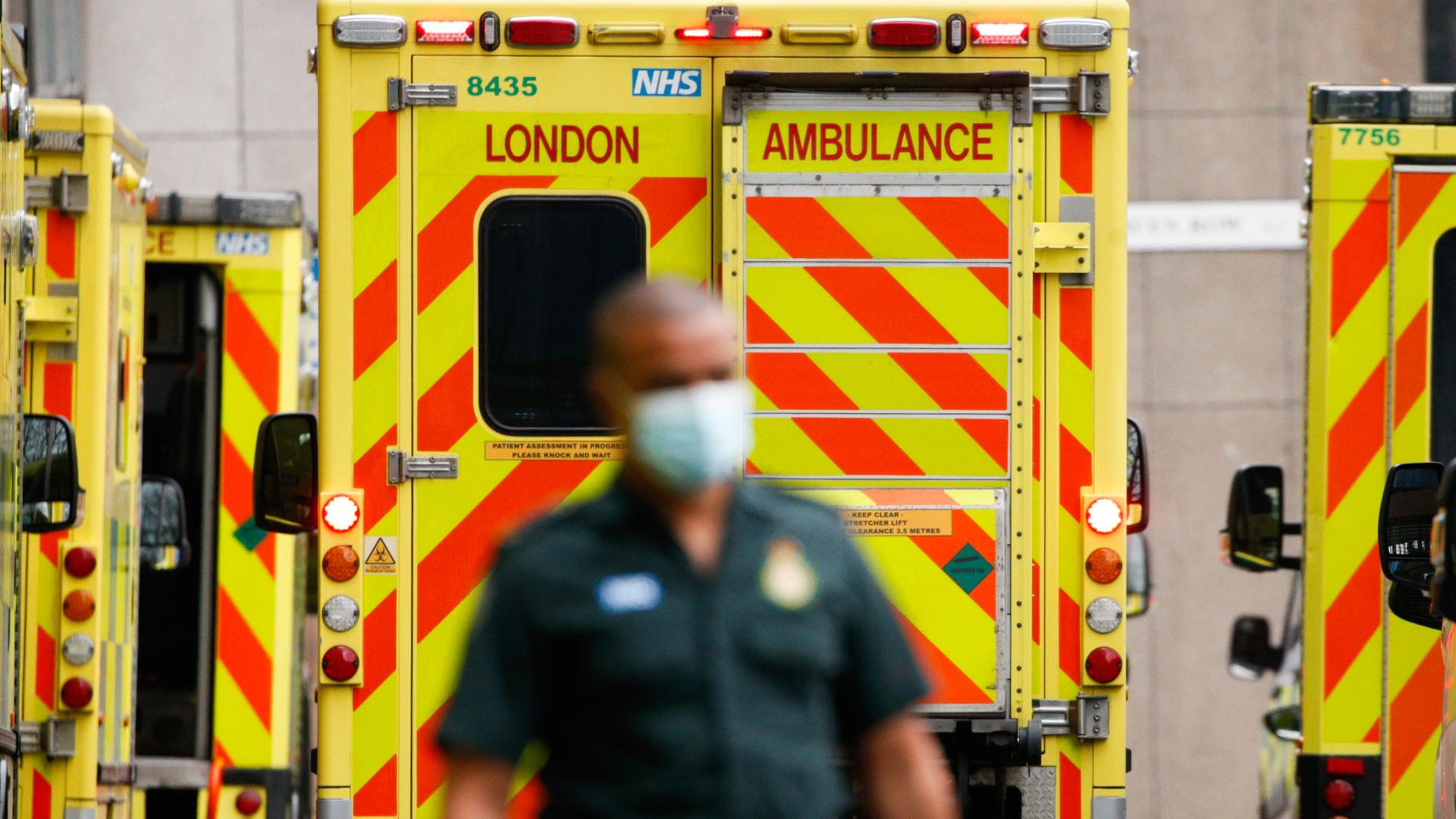 Ein Sanitäter geht an Krankenwagen vor der Notaufnahme des Royal London Hospital in London, England, vorbei. Ein Sanitäter geht an Krankenwagen vor der Notaufnahme des Royal London Hospital in London, England, vorbei.