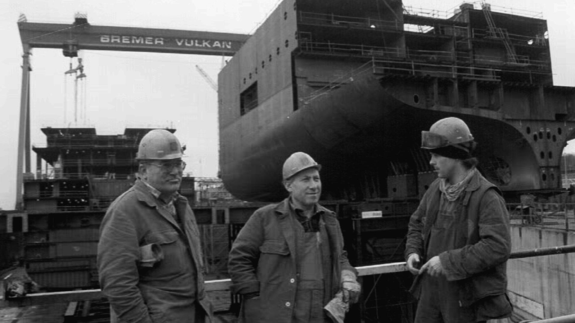 Arbeiter im Jahr 2000 auf der 1997 geschlossenen Werft Bremer Vulkan vor dem unvollendeten Kreuzfahrtneubau "Costa Olympia" Arbeiter im Jahr 2000 auf der 1997 geschlossenen Werft Bremer Vulkan vor dem unvollendeten Kreuzfahrtneubau "Costa Olympia"