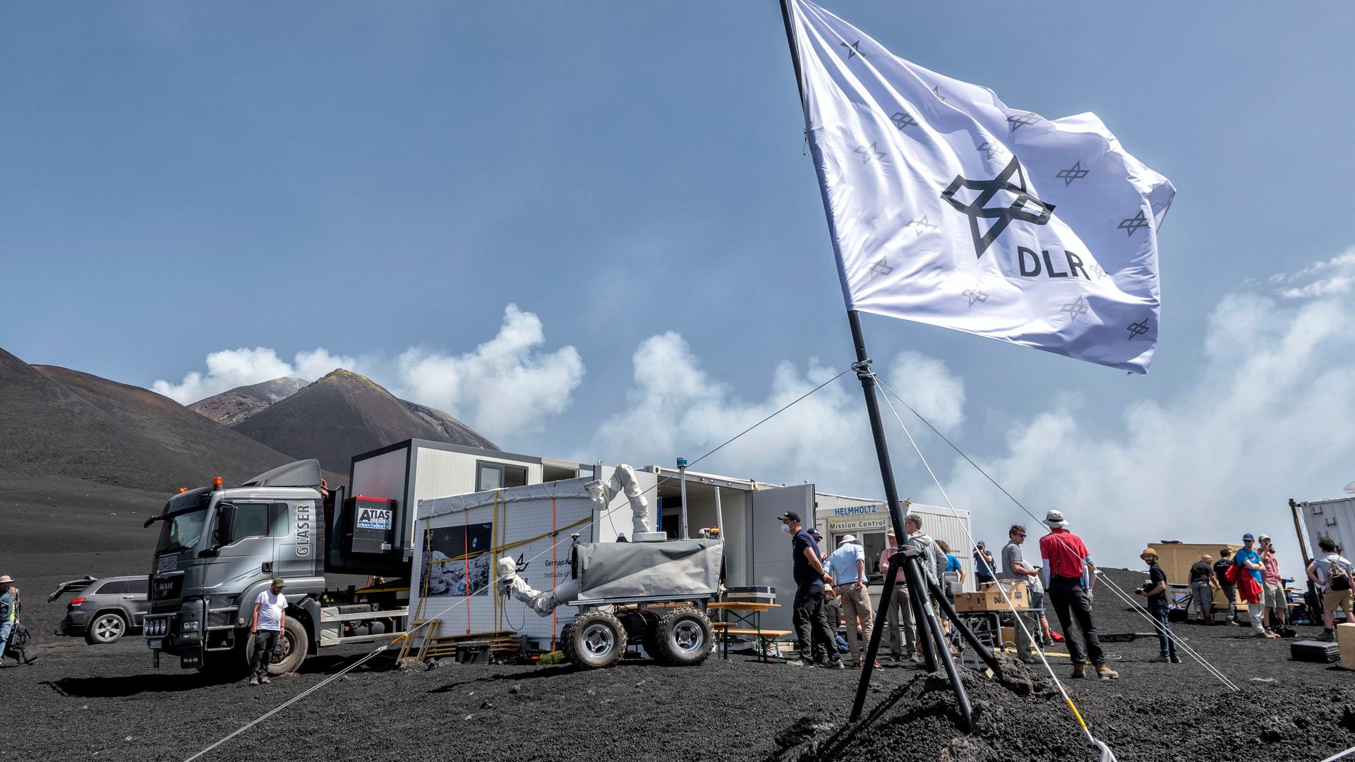 Juni 2022 am Vulkan Ätna auf Sizilien: Das Deutsche Zentrum für Luft- und Raumfahrt und die Europäische Weltraumorganisation ESA testen für eine geplante Mondmission mehrere Rover unter mondähnlichen Bedingungen Juni 2022 am Vulkan Ätna auf Sizilien: Das Deutsche Zentrum für Luft- und Raumfahrt und die Europäische Weltraumorganisation ESA testen für eine geplante Mondmission mehrere Rover unter mondähnlichen Bedingungen