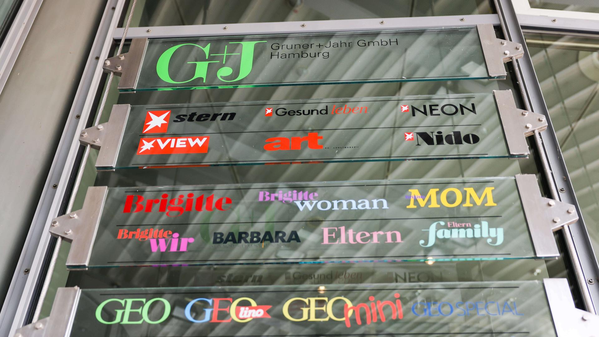 Ein Schild mit verschiedenen Titeln und Logos von Gruner + Jahr-Magazinen und -Magazinen Ein Schild mit verschiedenen Titeln und Logos von Gruner + Jahr-Magazinen und -Magazinen
