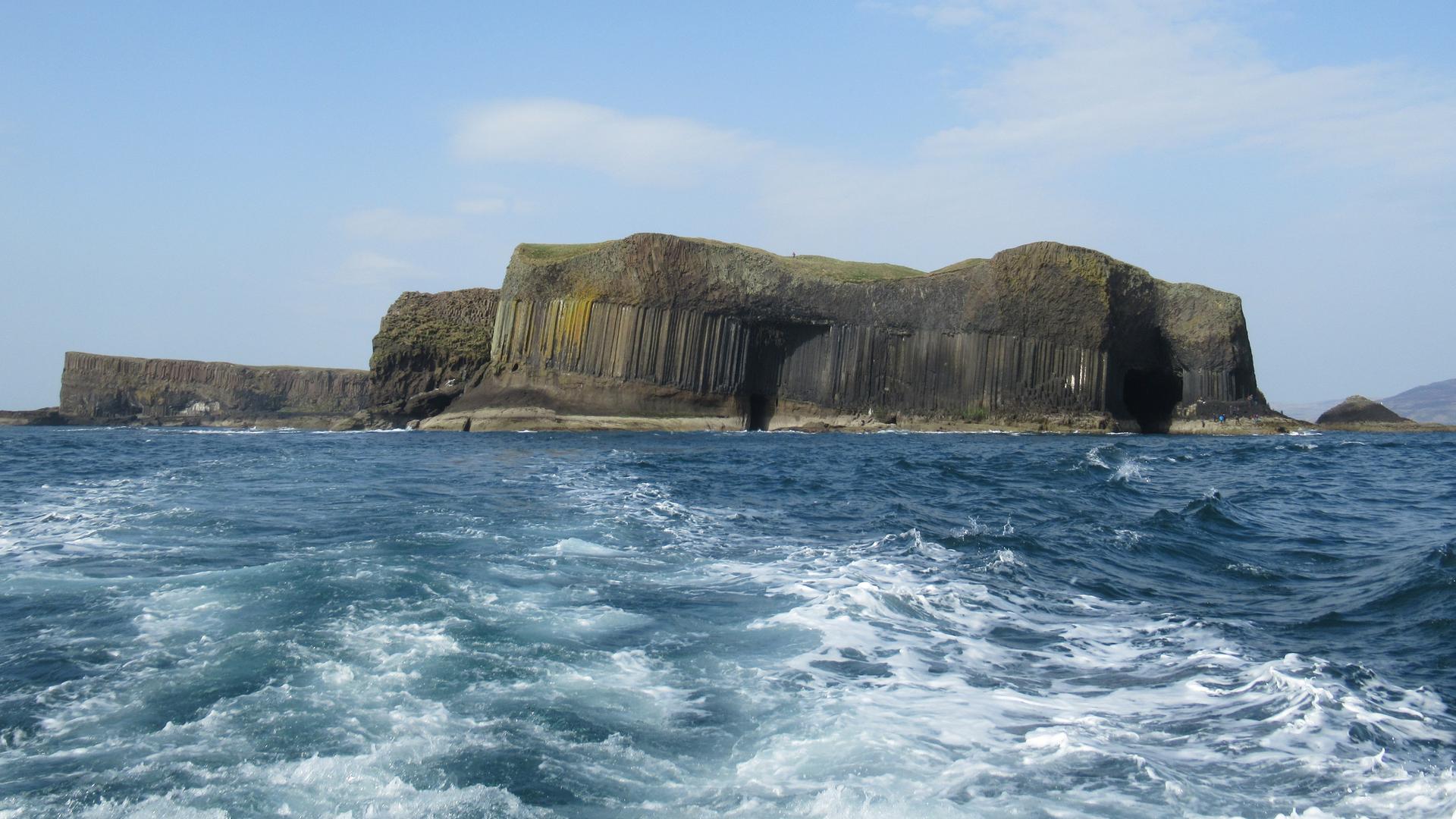 Blick vom Meer auf die Insel Staffa mit ihren weithin sichtbaren Basaltsäulen. Blick vom Meer auf die Insel Staffa mit ihren weithin sichtbaren Basaltsäulen.