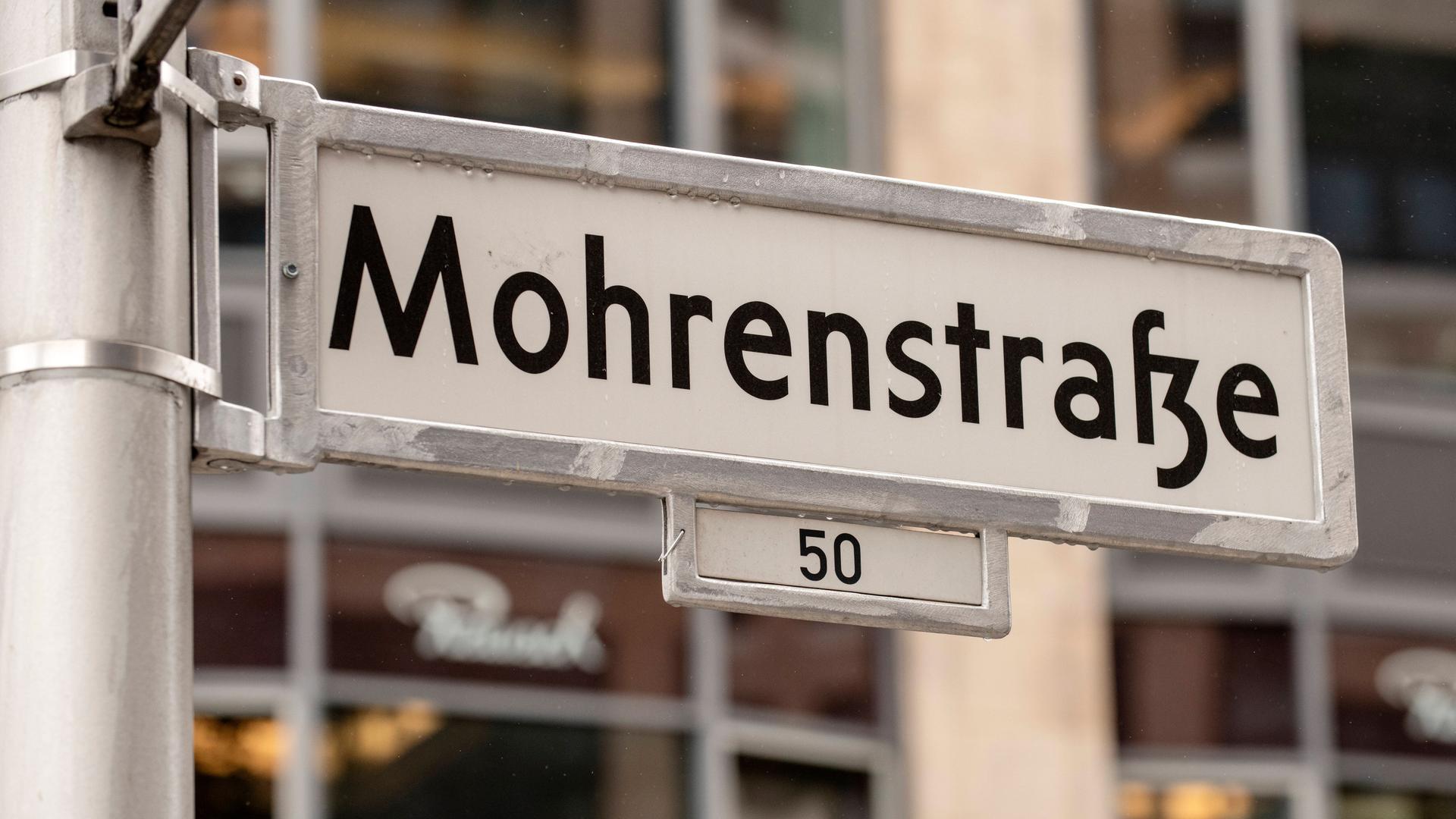 So steht es auf einem Straßenschild in Berlin-Mitte "Mohrenstraße". So steht es auf einem Straßenschild in Berlin-Mitte "Mohrenstraße".