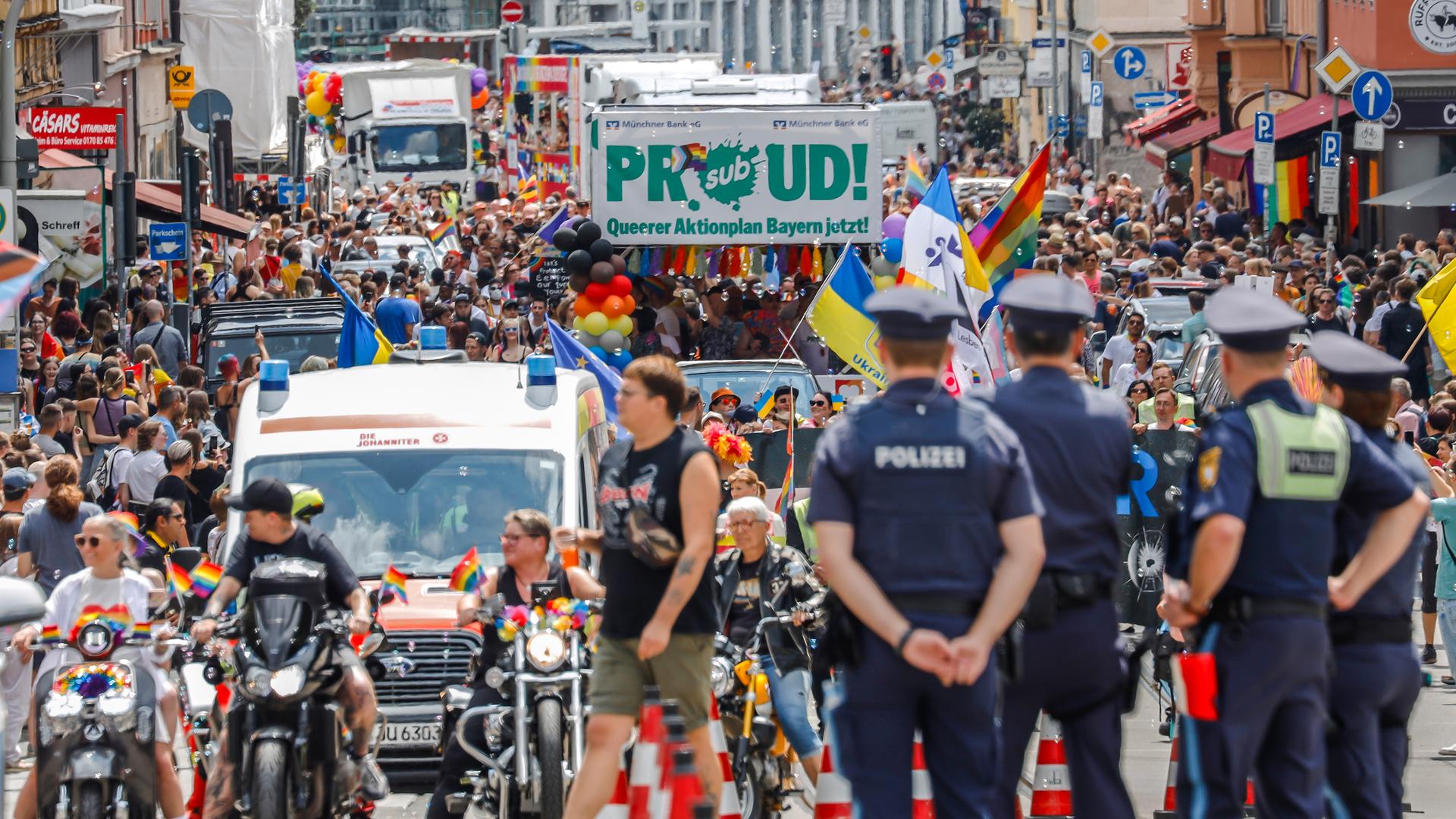 Teilnehmer laufen während der Christopher Street Day Parade 2023 durch die Münchner Innenstadt. Teilnehmer laufen während der Christopher Street Day Parade 2023 durch die Münchner Innenstadt.