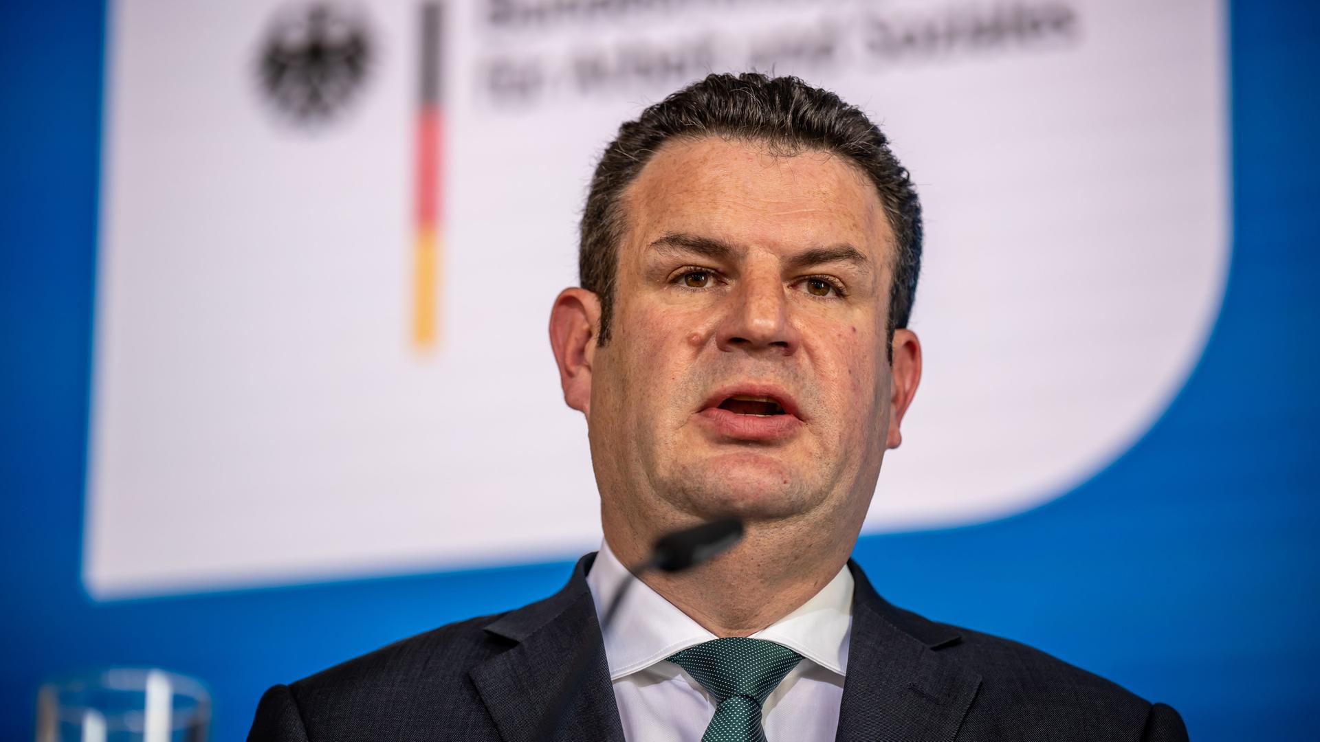 Hubertus Heil (SPD), Bundesminister für Arbeit und Soziales, spricht in einer Presseerklärung nach der Vorstellung des Vorschlags der Mindestlohnkommission für den künftigen Mindestlohn. Hubertus Heil (SPD), Bundesminister für Arbeit und Soziales, spricht in einer Presseerklärung nach der Vorstellung des Vorschlags der Mindestlohnkommission für den künftigen Mindestlohn.