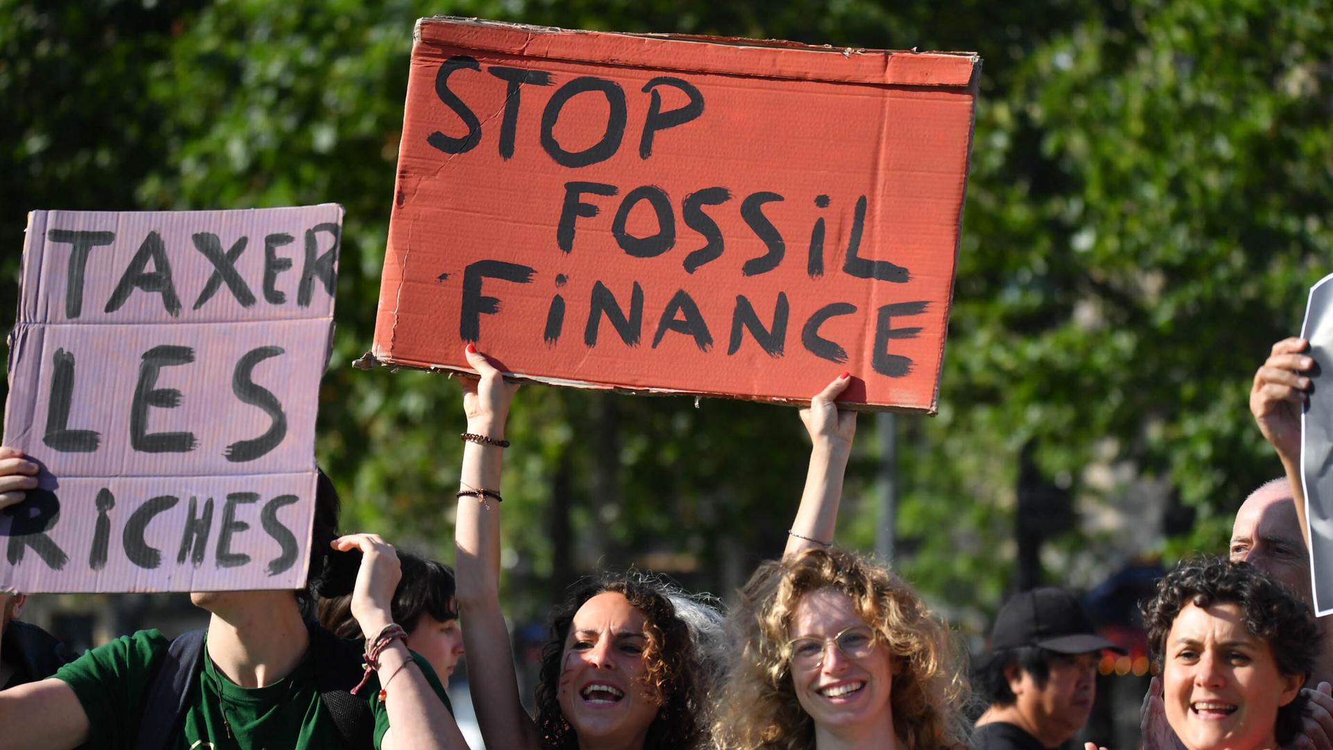 Junge Französinnen protestieren in Paris gegen fossile Brennstoffe und für das Klima Junge Französinnen protestieren in Paris gegen fossile Brennstoffe und für das Klima