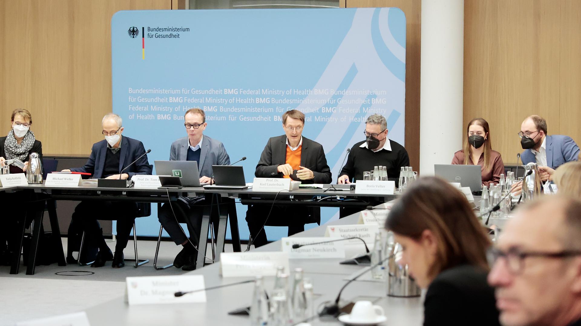 Karl Lauterbach (SPD), Bundesgesundheitsminister, und Tom Bschor, Leiter des Karl Lauterbach (SPD), Bundesgesundheitsminister, und Tom Bschor, Leiter des