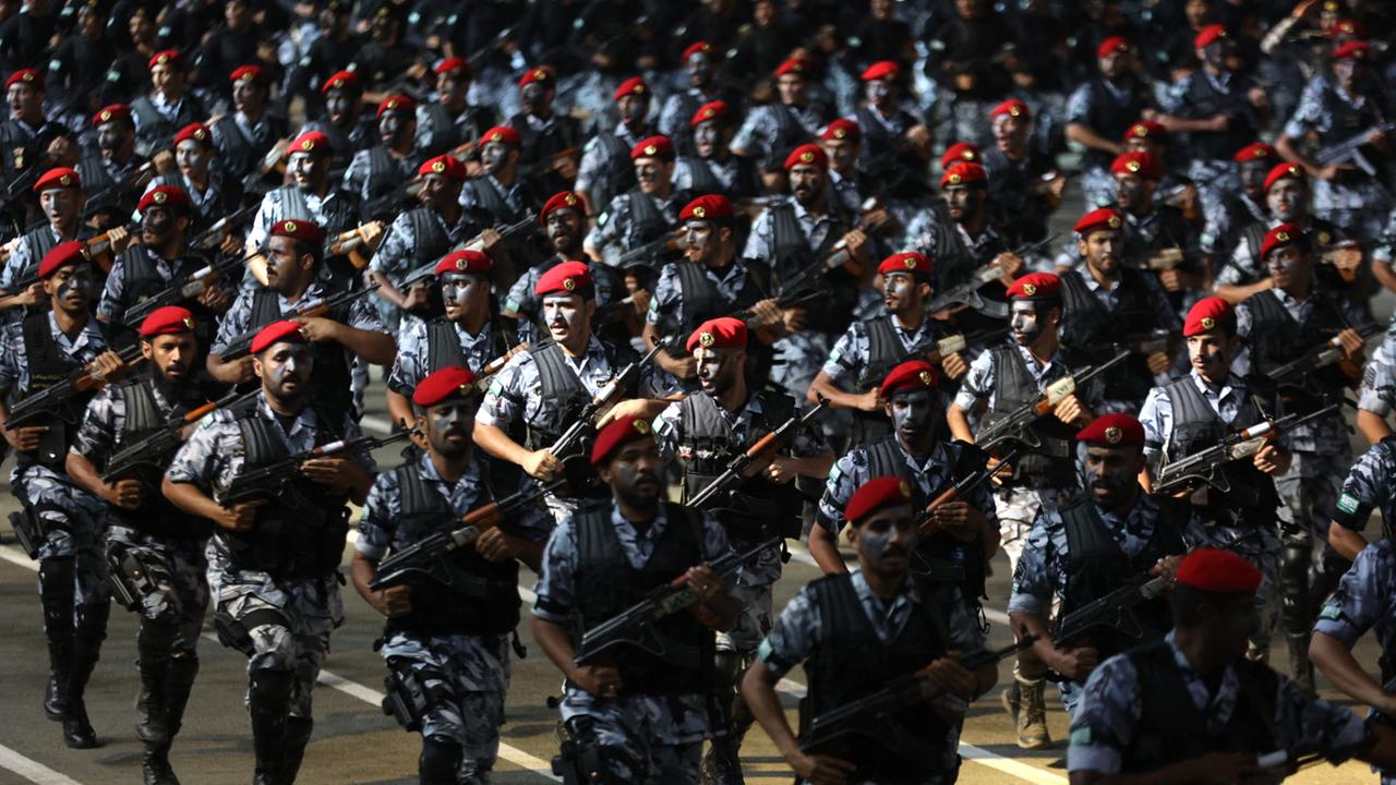 Saudi-arabische Sicherheitskräfte marschieren Anfang Juli in langen Reihen bei einer Parade in Mekka auf. Saudi-arabische Sicherheitskräfte marschieren Anfang Juli in langen Reihen bei einer Parade in Mekka auf.