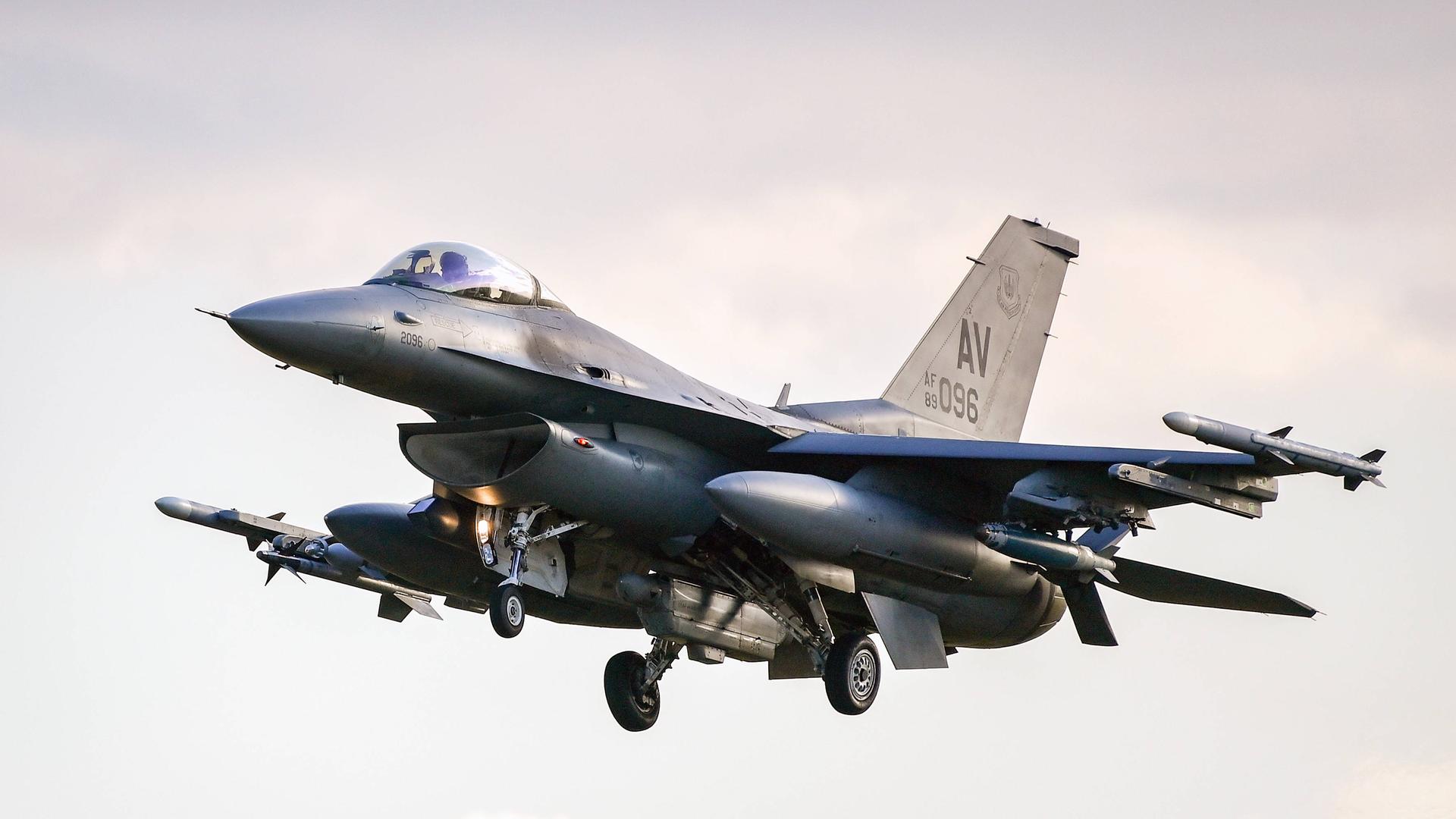 Ein US-amerikanischer F16-Kampfjet landet. Ein US-amerikanischer F16-Kampfjet landet.