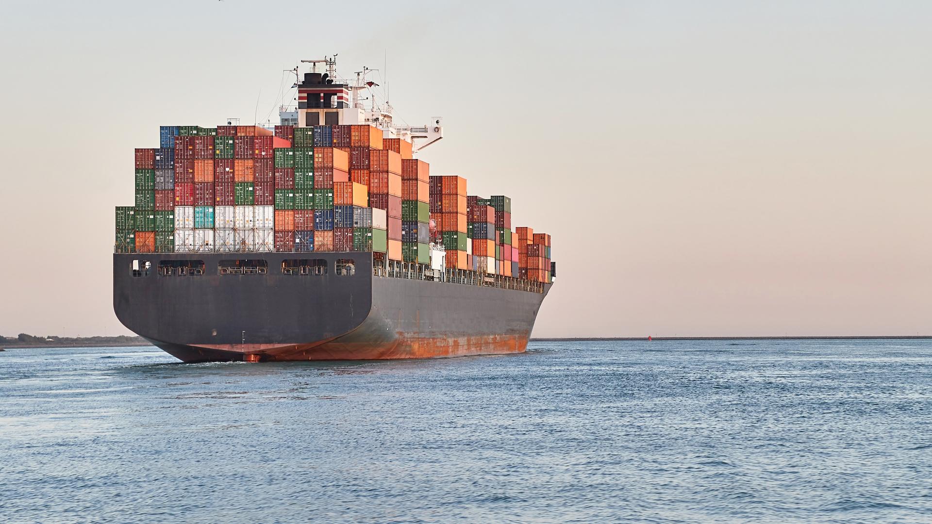 Containerschiff im Hafen von Rotterdam, 2023. Containerschiff im Hafen von Rotterdam, 2023.
