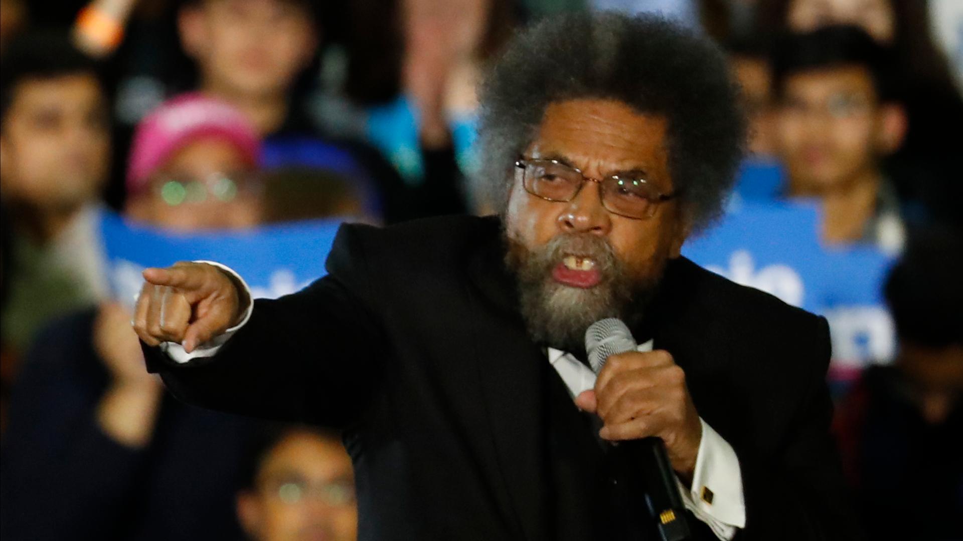 Der Harvard-Professor und politische Aktivist Cornel West spricht bei einer Wahlkampfveranstaltung mit ausgestrecktem Arm Der Harvard-Professor und politische Aktivist Cornel West spricht bei einer Wahlkampfveranstaltung mit ausgestrecktem Arm