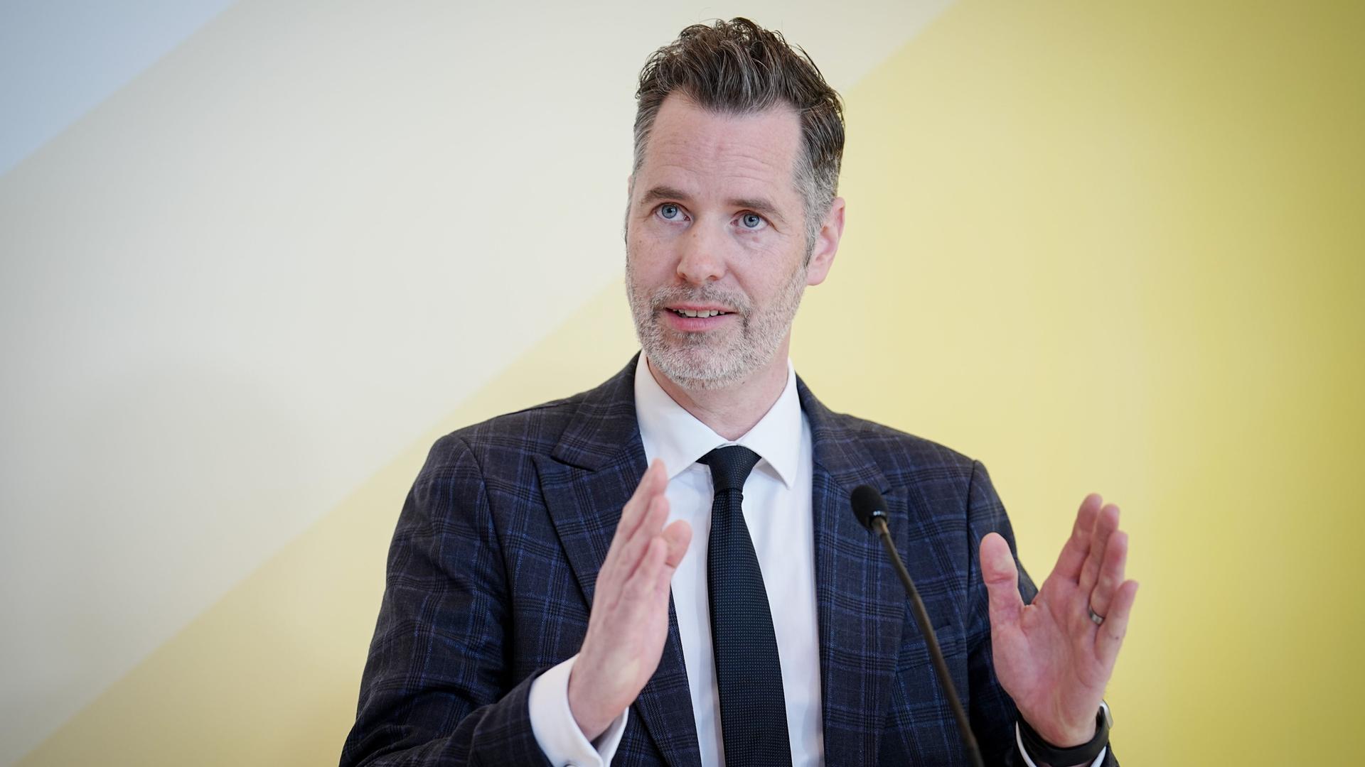 Christian Dürr, Fraktionsvorsitzender der FDP-Bundestagsfraktion, gestikuliert während einer Presseerklärung vor gelbem Hintergrund. Christian Dürr, Fraktionsvorsitzender der FDP-Bundestagsfraktion, gestikuliert während einer Presseerklärung vor gelbem Hintergrund.
