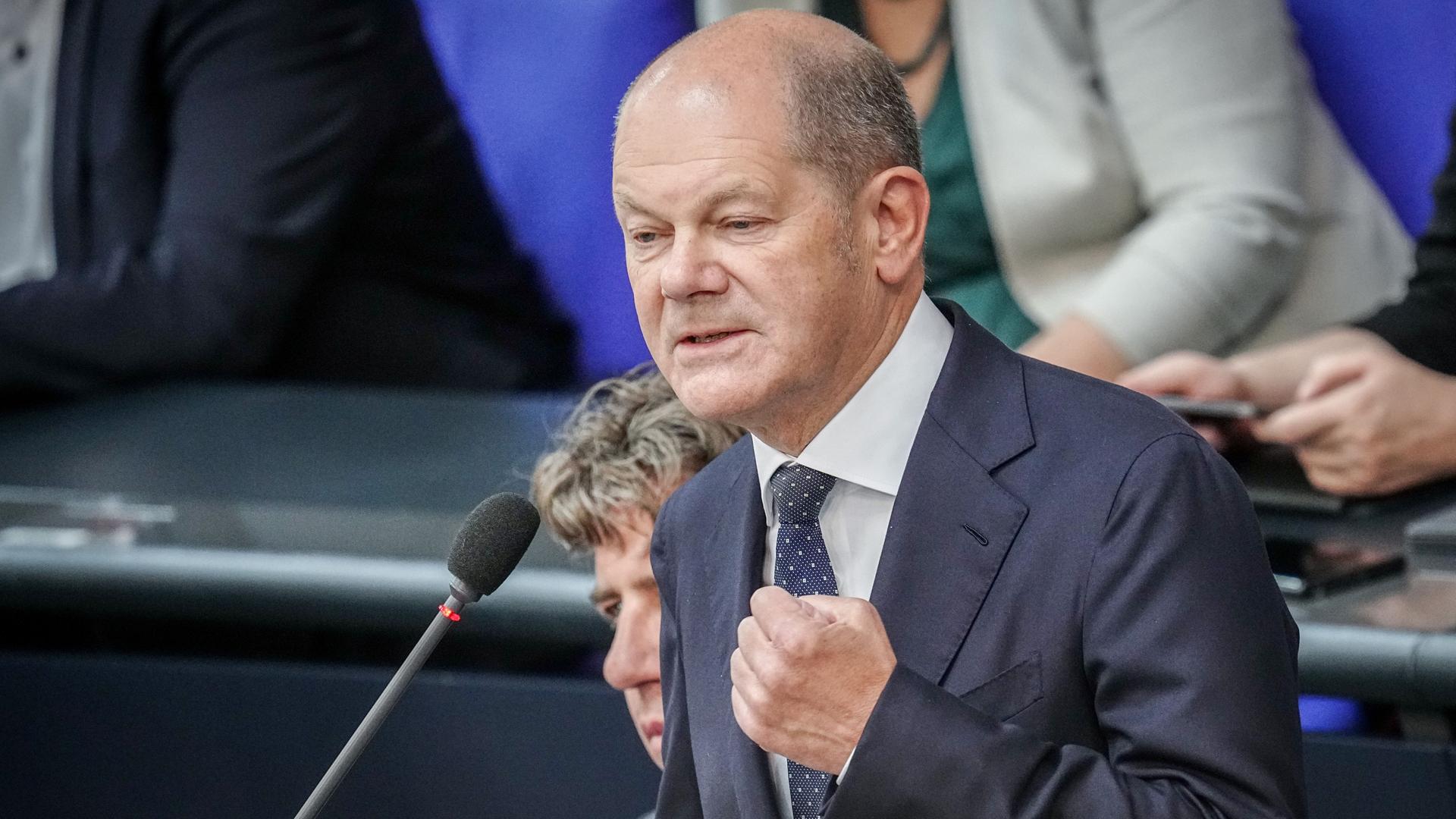 Berlin: Bundeskanzler Olaf Scholz (SPD) nimmt an der Regierungsbefragung im Bundestag teil. Berlin: Bundeskanzler Olaf Scholz (SPD) nimmt an der Regierungsbefragung im Bundestag teil.