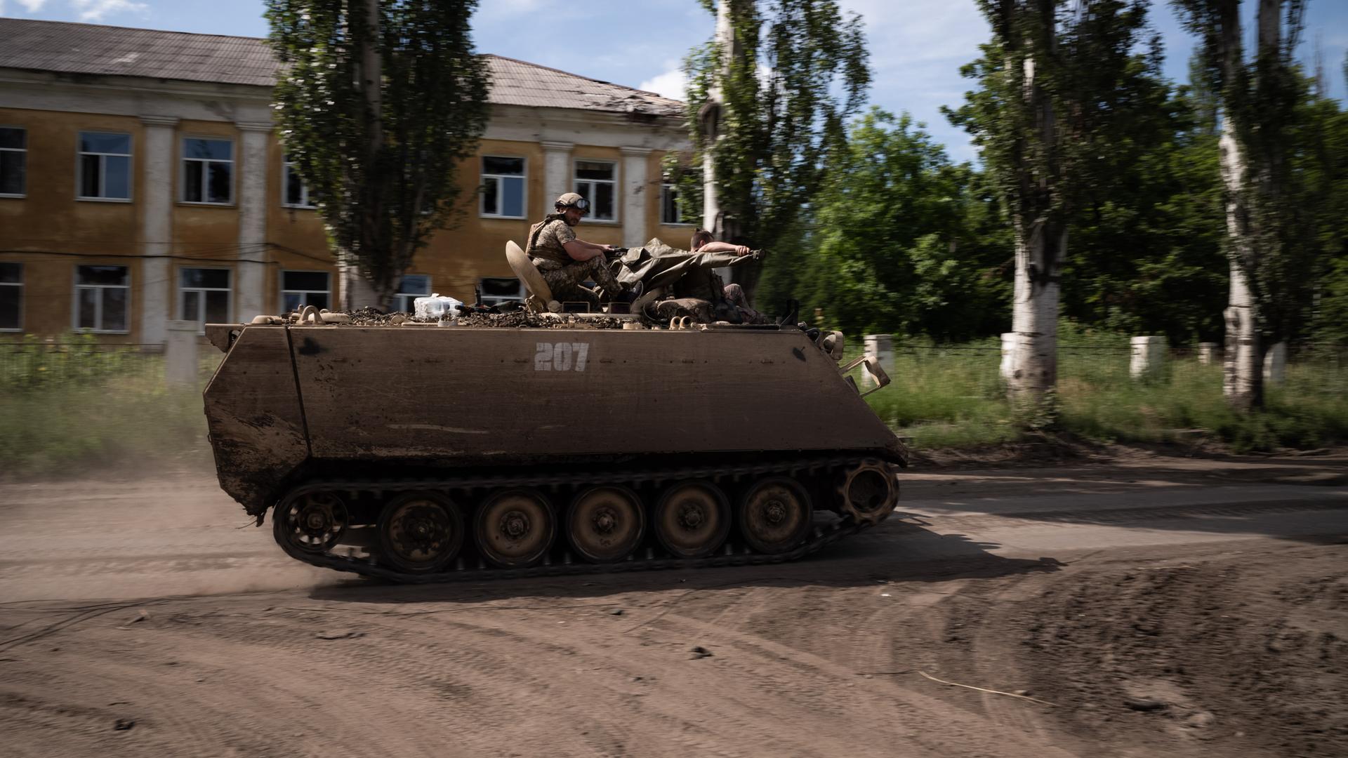 Ein amerikanischer Schützenpanzer M113 bringt mechanisierte ukrainische Infanterie an die Front bei Bachmut Ein amerikanischer Schützenpanzer M113 bringt mechanisierte ukrainische Infanterie an die Front bei Bachmut