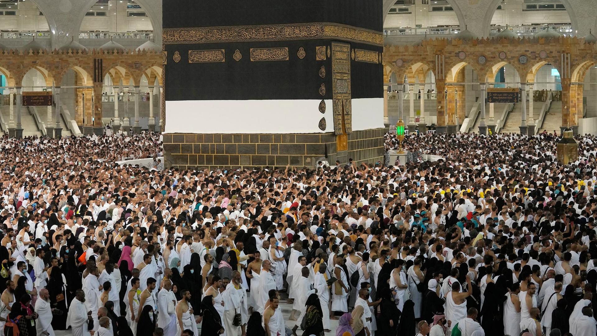 Muslimische Pilger umrunden die Kaaba. Muslimische Pilger umrunden die Kaaba.