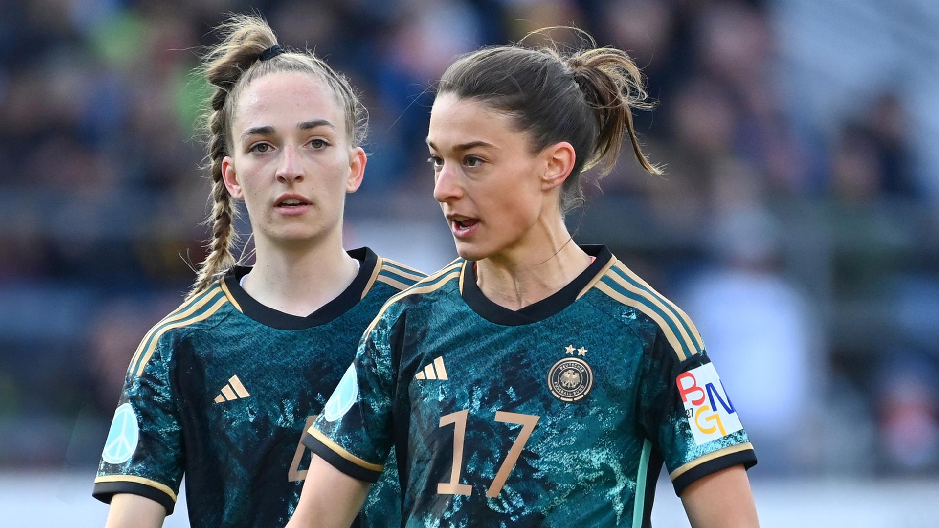 Die deutschen Fußballnationalspielerinnen Sophia Kleinherne (links) und Felicitas Rauch Die deutschen Fußballnationalspielerinnen Sophia Kleinherne (links) und Felicitas Rauch