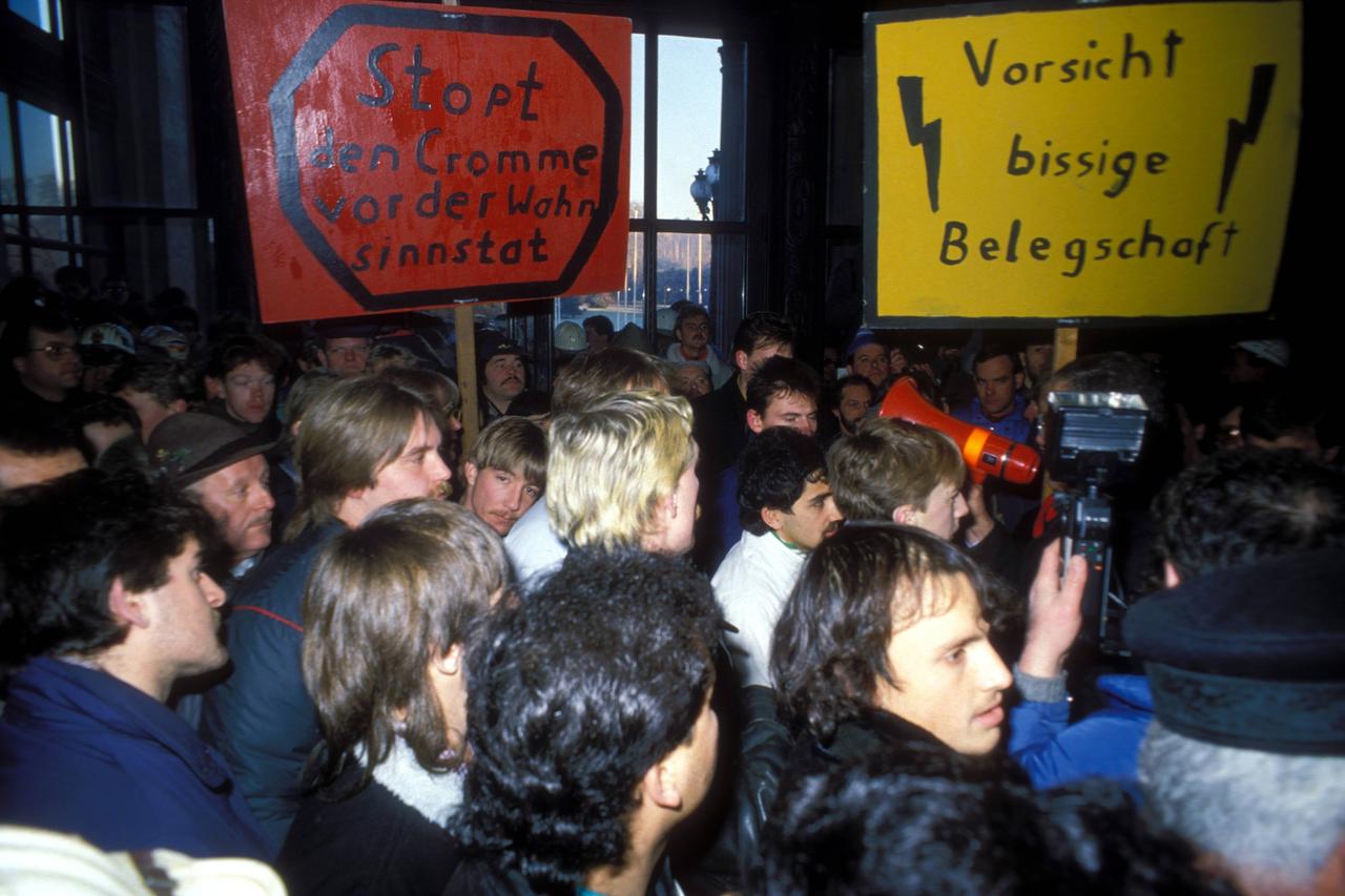 Wütende Proteste gegen die Schließung des Krupp-Stahlwerks in Duisburg-Rheinhausen Wütende Proteste gegen die Schließung des Krupp-Stahlwerks in Duisburg-Rheinhausen