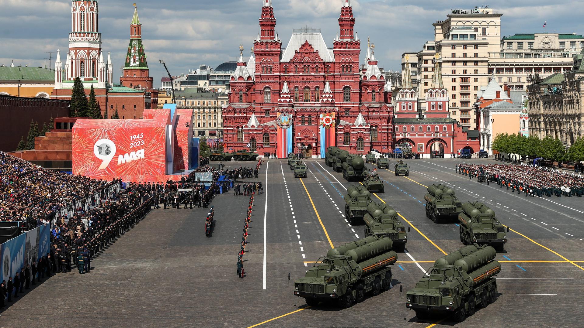 Militärparade zu "Tag des Sieges" über Nazi-Deutschland am 9. Mai 2023: Militärfahrzeuge fahren an einer Tribüne über den Roten Platz vorbei. Militärparade zu "Tag des Sieges" über Nazi-Deutschland am 9. Mai 2023: Militärfahrzeuge fahren an einer Tribüne über den Roten Platz vorbei.