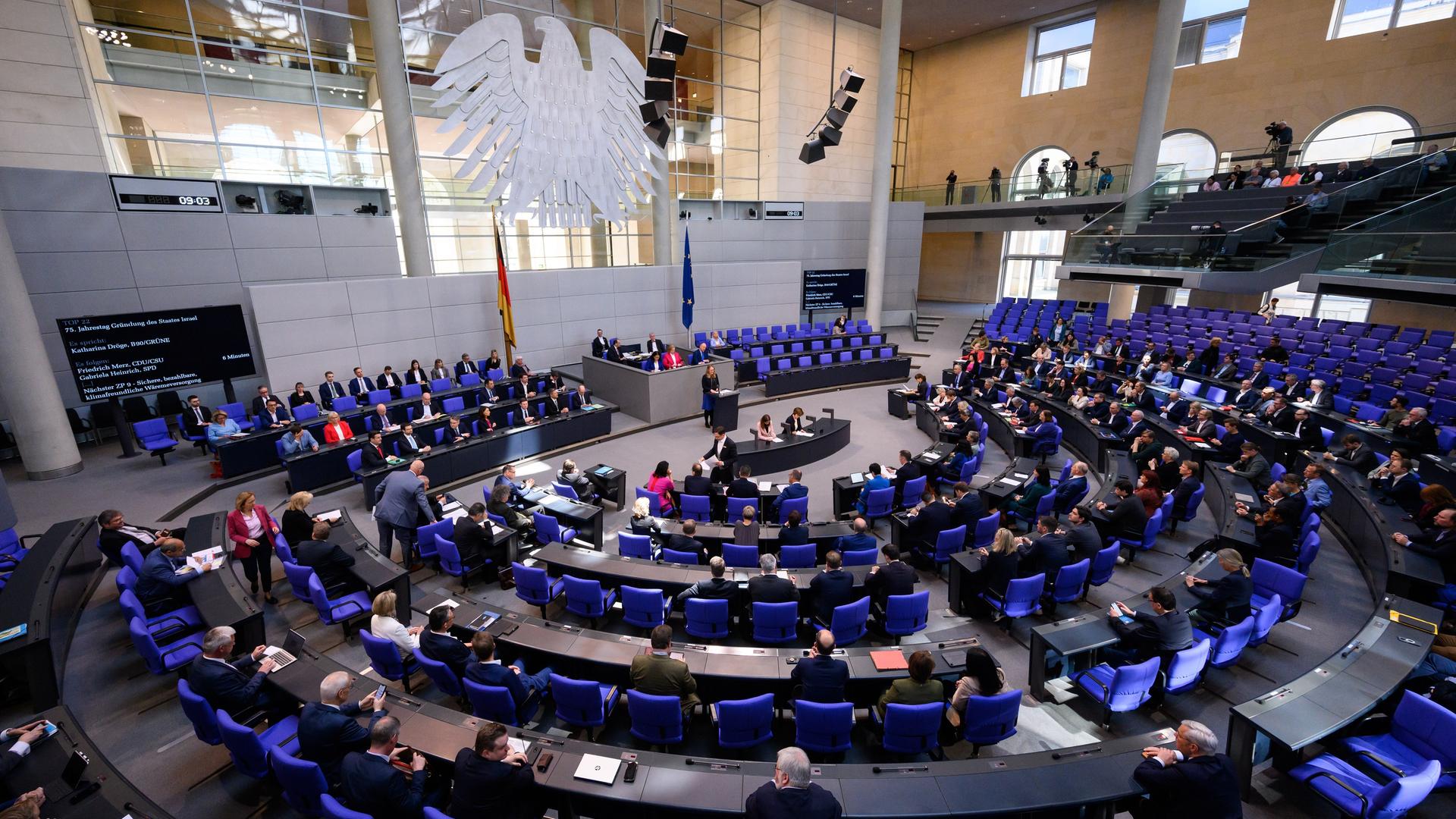 Der Plenarsaal des Deutschen Bundestages während einer Sitzung. Der Plenarsaal des Deutschen Bundestages während einer Sitzung.