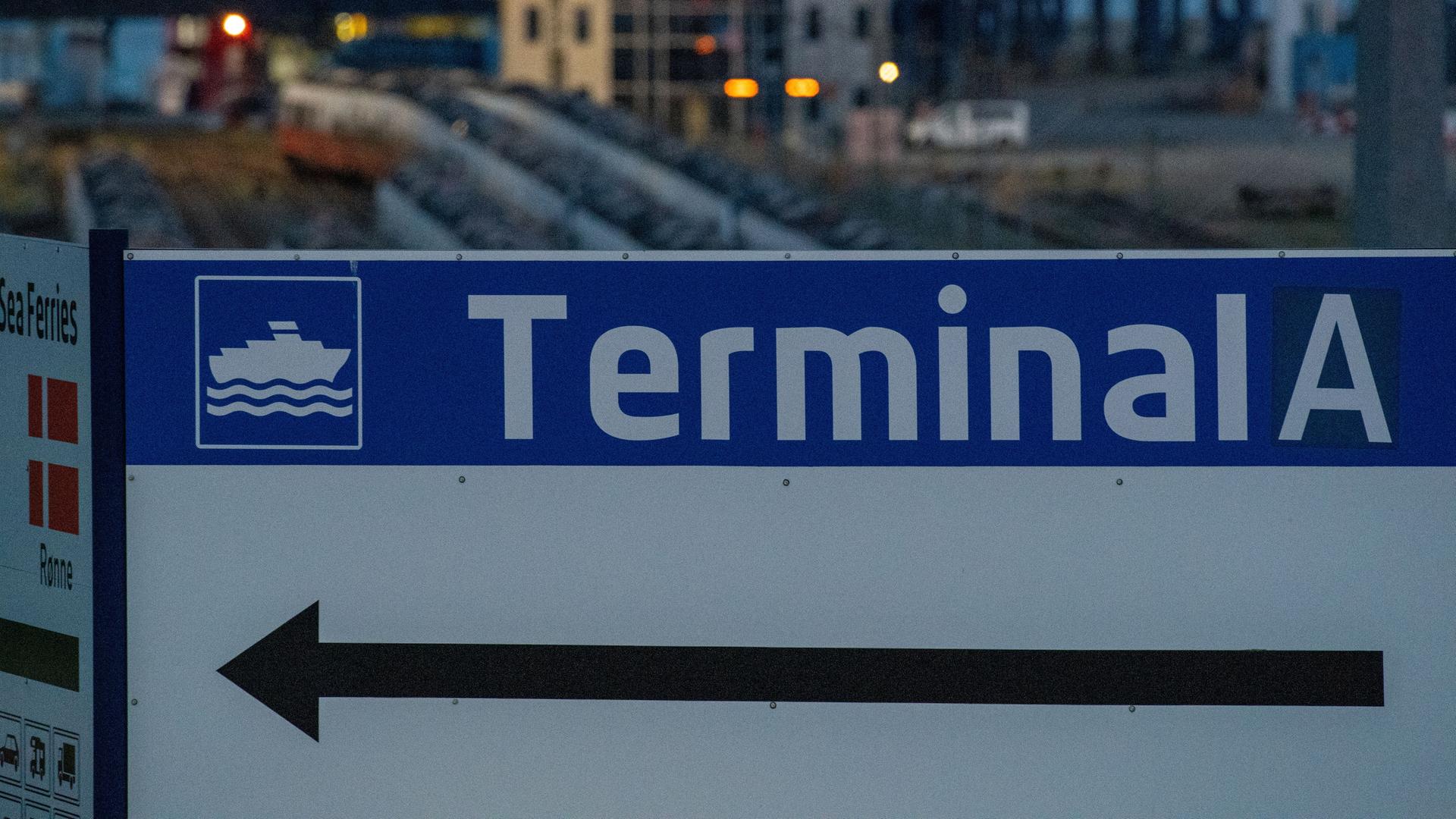 Blick auf den Hafen von Mukran. Die Unternehmen Regas und Gascade planen einen Terminal für Flüssigerdgas (LNG) im Hafen Mukran auf der Insel Rügen. Ein Spezialschiff soll LNG aufnehmen, erhitzen und in Gas umwandeln. Blick auf den Hafen von Mukran. Die Unternehmen Regas und Gascade planen einen Terminal für Flüssigerdgas (LNG) im Hafen Mukran auf der Insel Rügen. Ein Spezialschiff soll LNG aufnehmen, erhitzen und in Gas umwandeln.