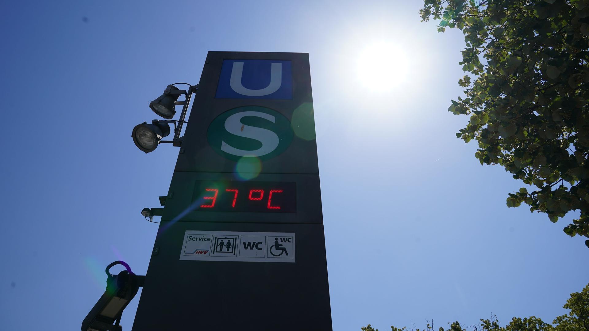 "37 Grad Celsius" zeigt das Thermometer an der Binnenalster in der Innenstadt. "37 Grad Celsius" zeigt das Thermometer an der Binnenalster in der Innenstadt.