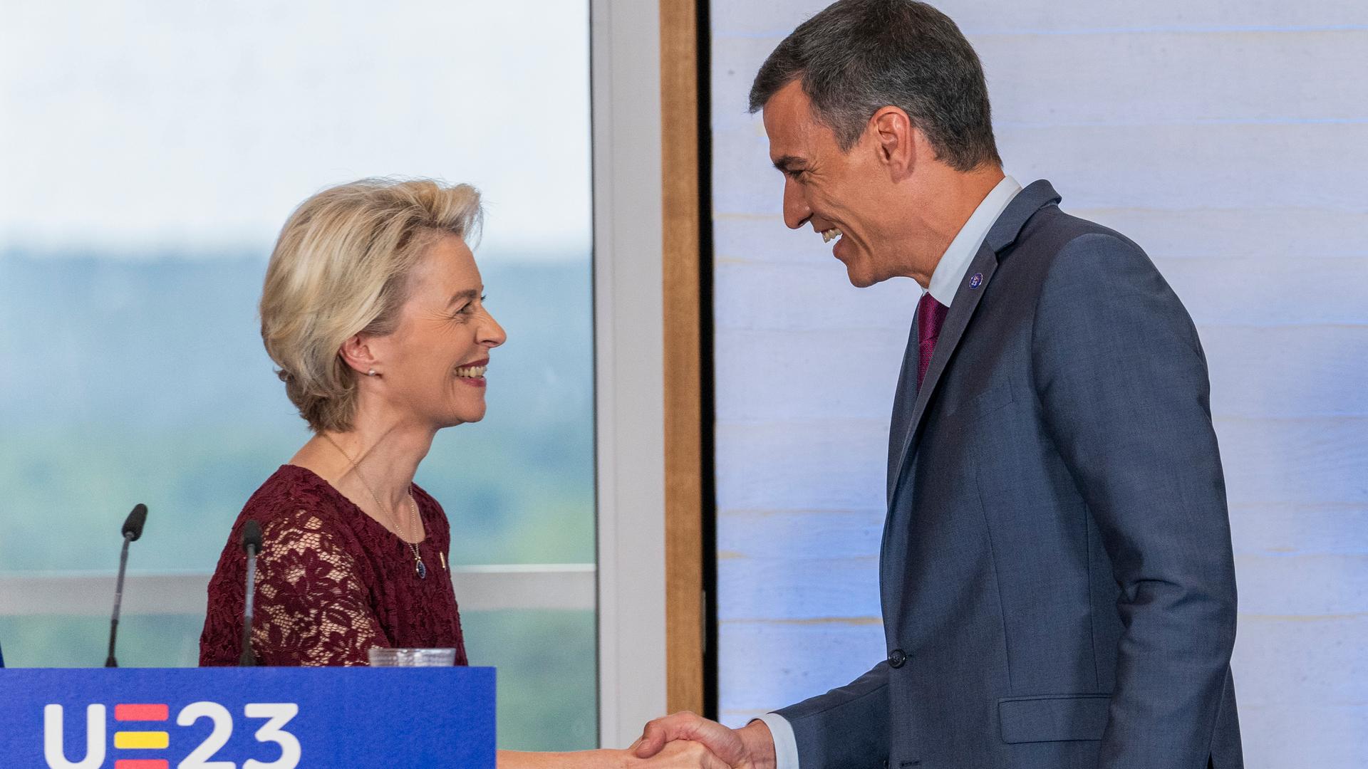Ursula von der Leyen (l.), Präsidentin der Europäischen Kommission, und Pedro Sanchez, Premierminister Spaniens, geben sich nach einer Pressekonferenz die Hand. Ursula von der Leyen (l.), Präsidentin der Europäischen Kommission, und Pedro Sanchez, Premierminister Spaniens, geben sich nach einer Pressekonferenz die Hand.
