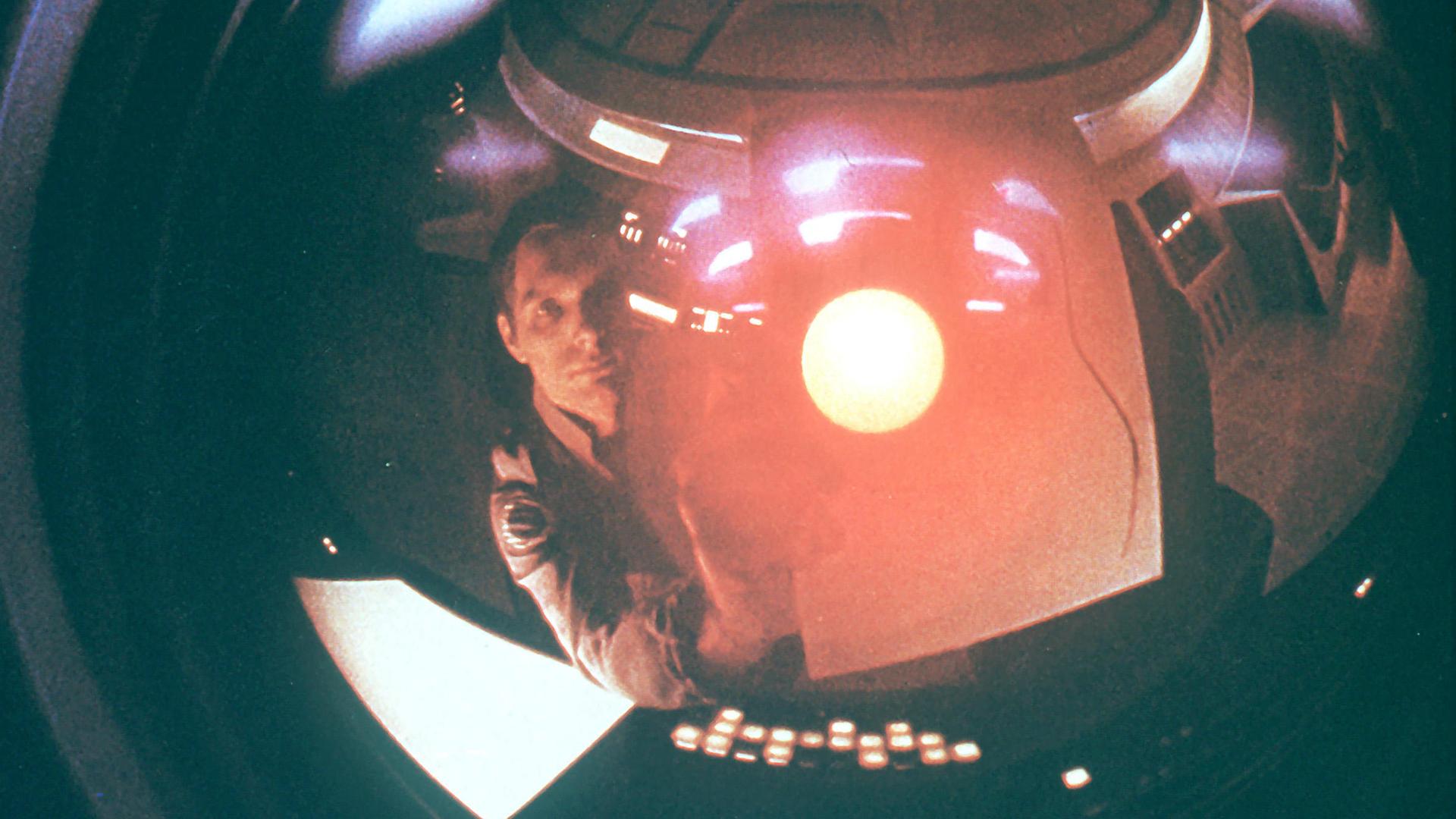 Szene aus "2001: Odyssee im Weltraum": Der Computer HAL 9000 mit dem Astronauten Bowman. Szene aus "2001: Odyssee im Weltraum": Der Computer HAL 9000 mit dem Astronauten Bowman.