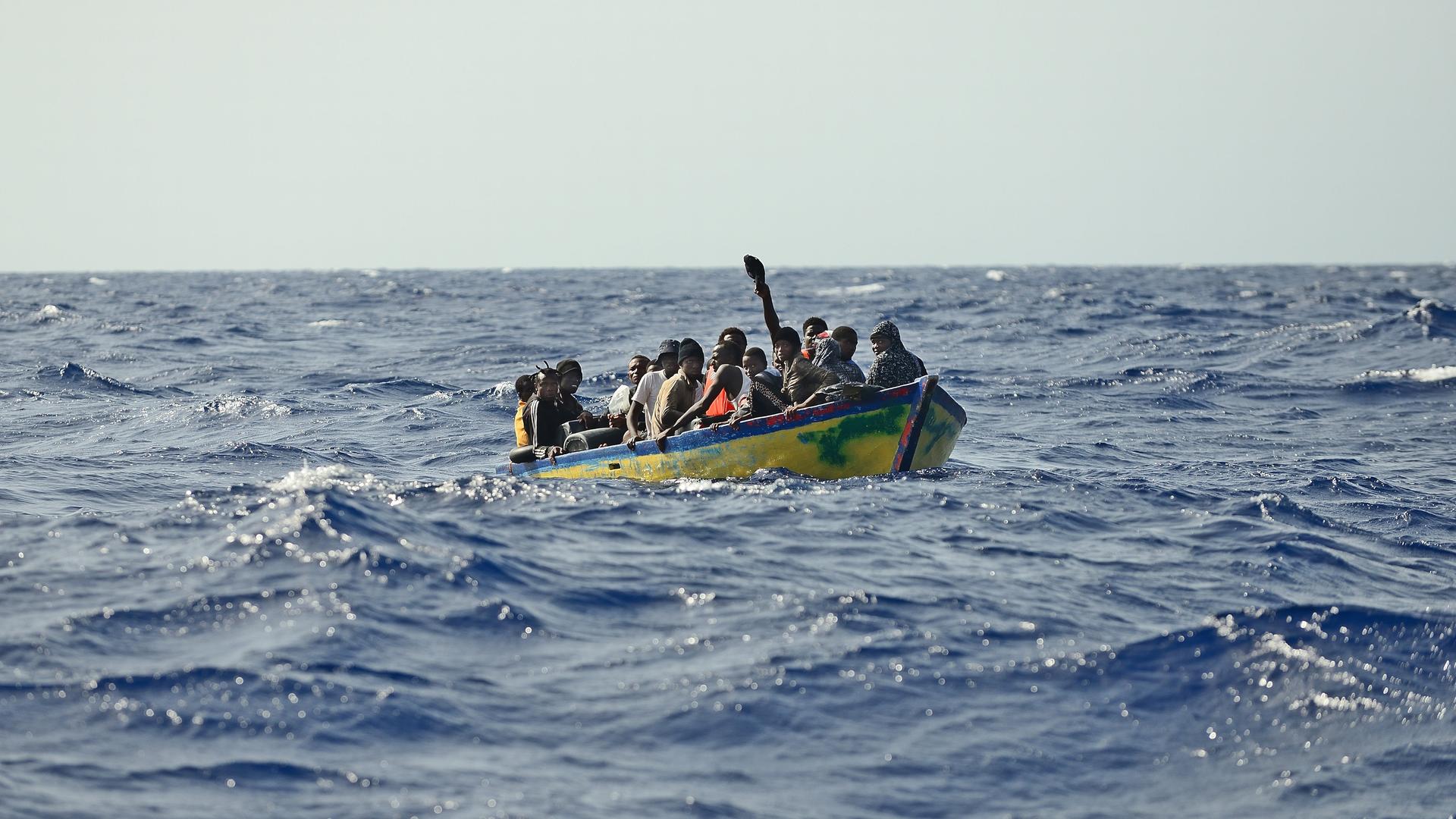 Seenotrettung im zentralen Mittelmeer: Ein völlig überladenes kleines Boot schwimmt im Meer. Aufnahme aus dem Jahr 2021. Seenotrettung im zentralen Mittelmeer: Ein völlig überladenes kleines Boot schwimmt im Meer. Aufnahme aus dem Jahr 2021.