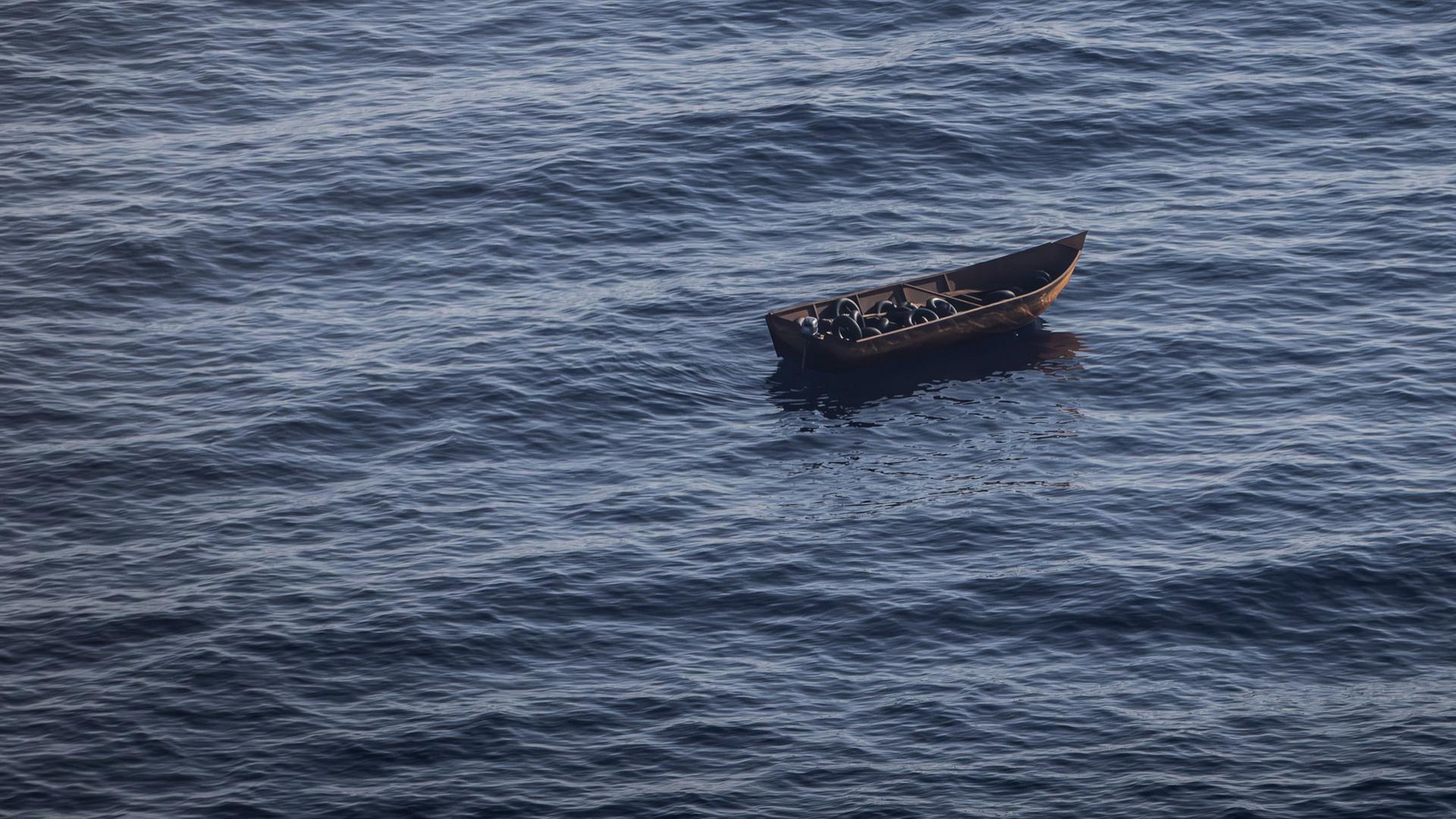 Schläuche, die als improvisierte Rettungsringe dienen, liegen in einem ansonsten leeren Boot, mit dem Migranten von der Nordküste Afrikas zur italienischen Insel Lampedusa gelangen, die jetzt im Mittelmeer treibt. Schläuche, die als improvisierte Rettungsringe dienen, liegen in einem ansonsten leeren Boot, mit dem Migranten von der Nordküste Afrikas zur italienischen Insel Lampedusa gelangen, die jetzt im Mittelmeer treibt.