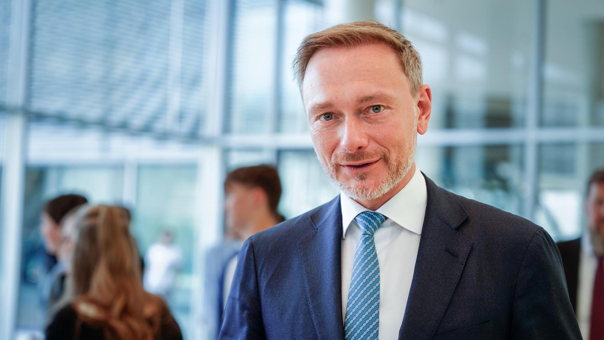 Finanzminister Christian Lindner (FDP) zu Beginn einer Fraktionssitzung Finanzminister Christian Lindner (FDP) zu Beginn einer Fraktionssitzung