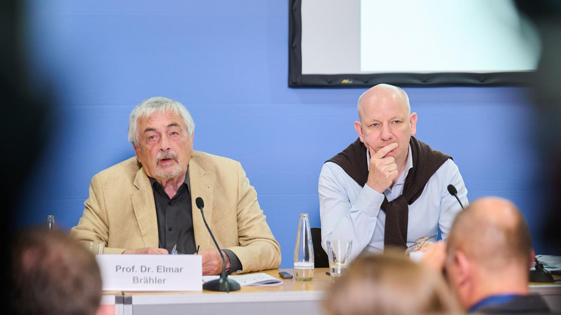 Berlin: Elmar Brähler (l.) und Elmar Oliver Decke erläutern im Haus der Bundespressekonferenz die Ergebnisse der Studie zur politischen Einstellung der Ostdeutschen. Berlin: Elmar Brähler (l.) und Elmar Oliver Decke erläutern im Haus der Bundespressekonferenz die Ergebnisse der Studie zur politischen Einstellung der Ostdeutschen.