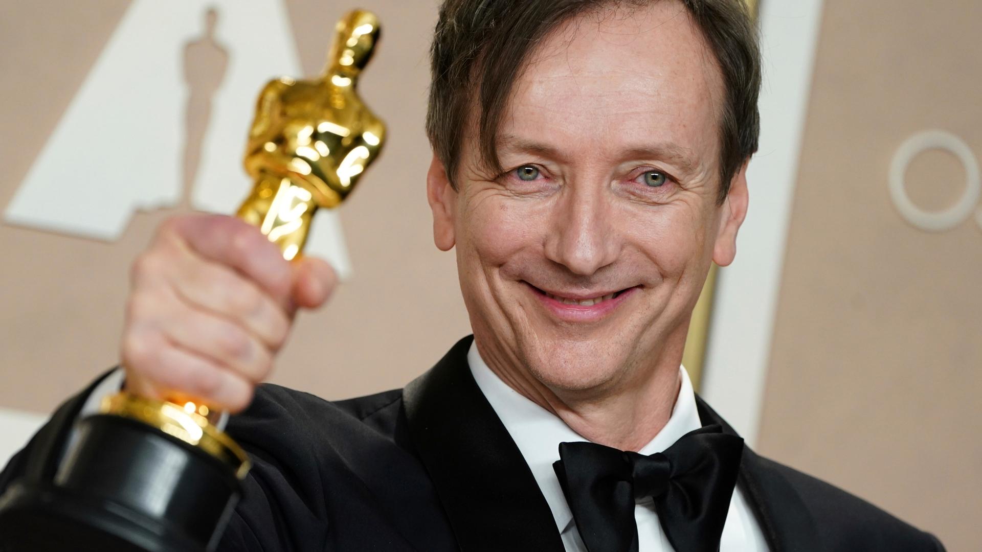 Nach der Oscar-Verleihung im März 2023 hält Volker Bertelmann seinen Preis für die beste Filmmusik in der Hand. Nach der Oscar-Verleihung im März 2023 hält Volker Bertelmann seinen Preis für die beste Filmmusik in der Hand.