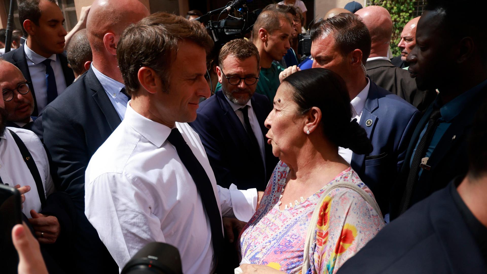 Der französische Präsident Emmanuel Macron auf einer dreitägigen Reise nach Marseille. Um ihn herum sind viele Menschen. Der französische Präsident Emmanuel Macron auf einer dreitägigen Reise nach Marseille. Um ihn herum sind viele Menschen.