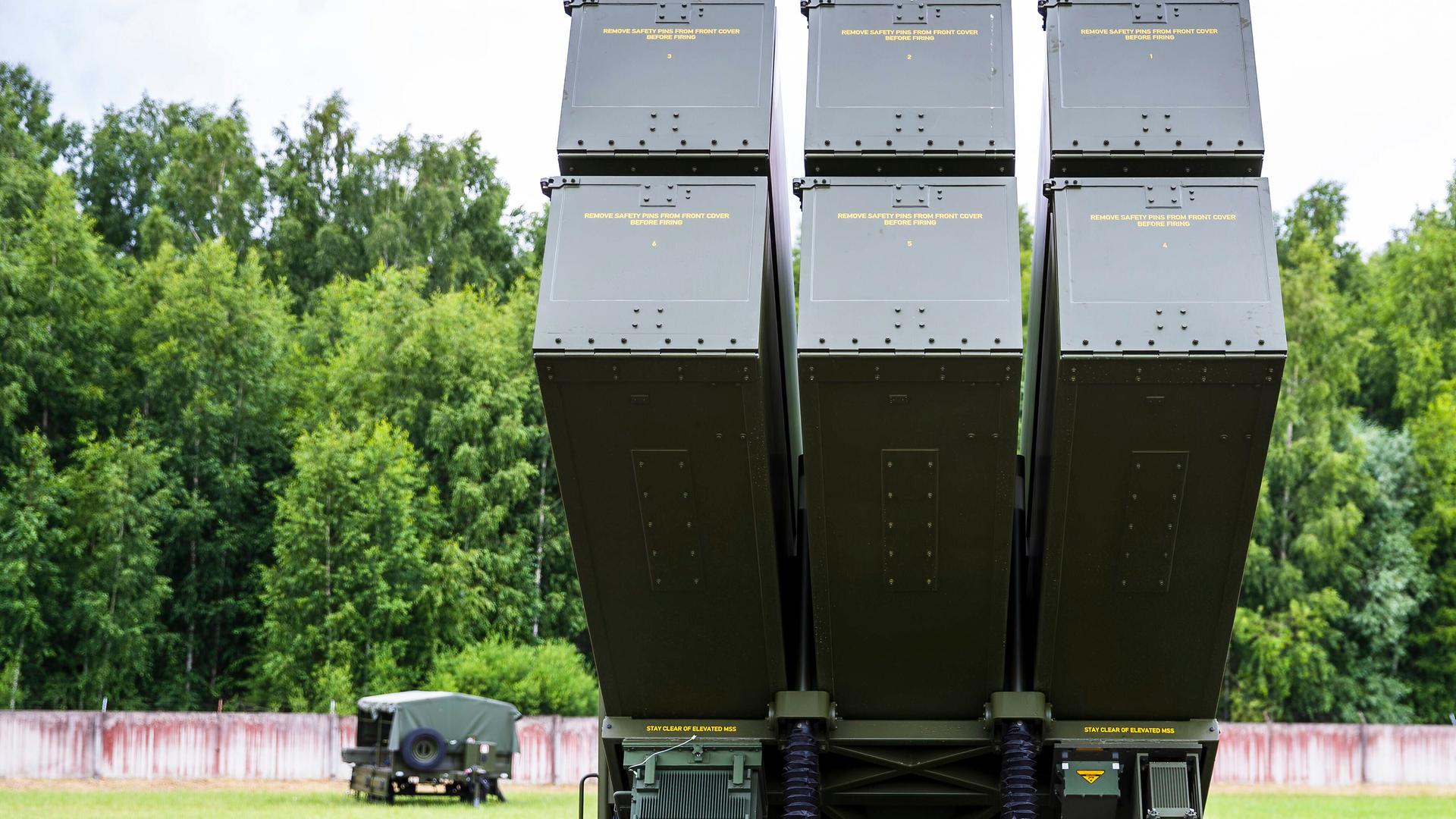NASAMS, ein verteiltes und vernetztes bodengestütztes Luftverteidigungssystem mit kurzer bis mittlerer Reichweite. NASAMS, ein verteiltes und vernetztes bodengestütztes Luftverteidigungssystem mit kurzer bis mittlerer Reichweite.