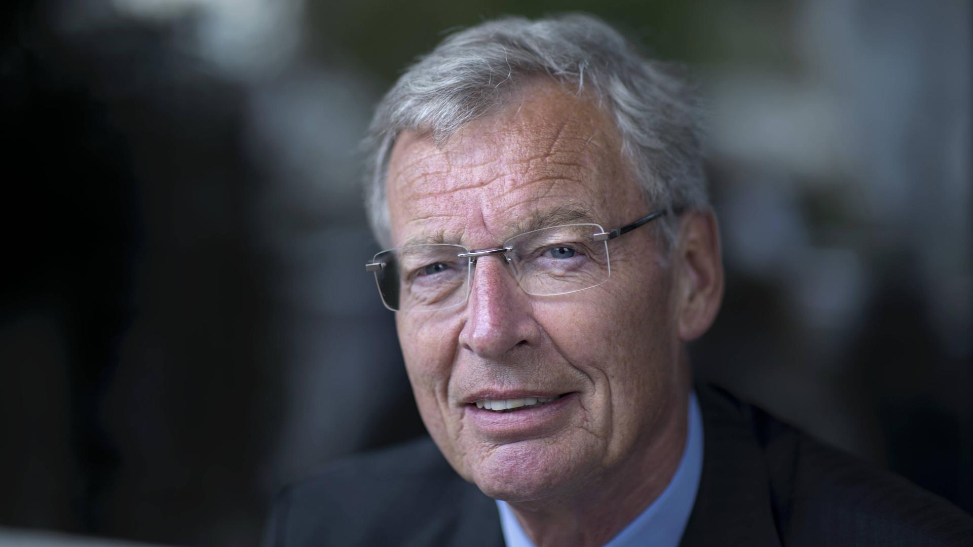 Porträtfoto des Managers Gerhard Cromme in Anzug und Kravatte Porträtfoto des Managers Gerhard Cromme in Anzug und Kravatte