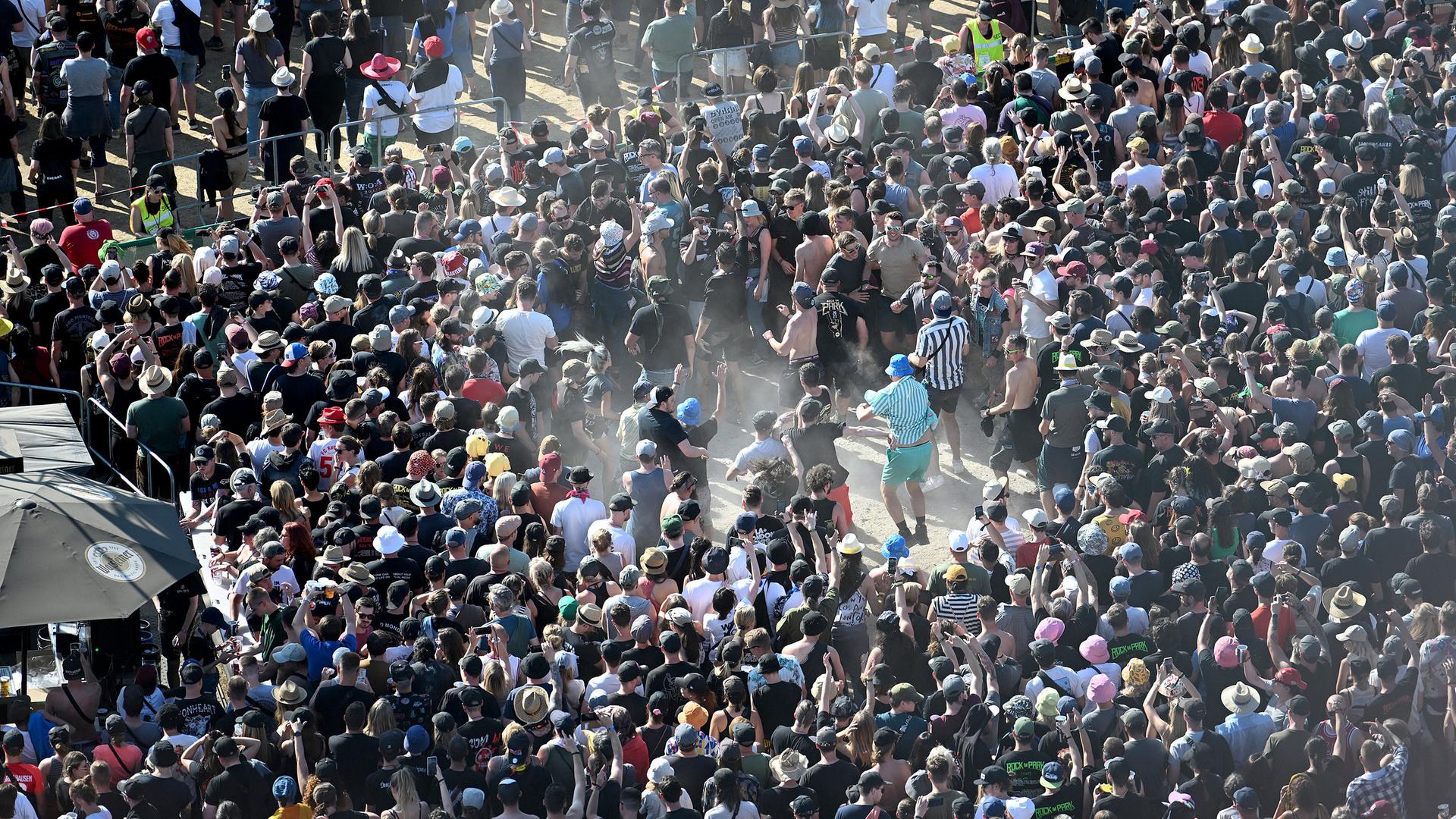Viele Menschen bei einem Open-Air-Konzert, aus der Vogelperspektive Viele Menschen bei einem Open-Air-Konzert, aus der Vogelperspektive