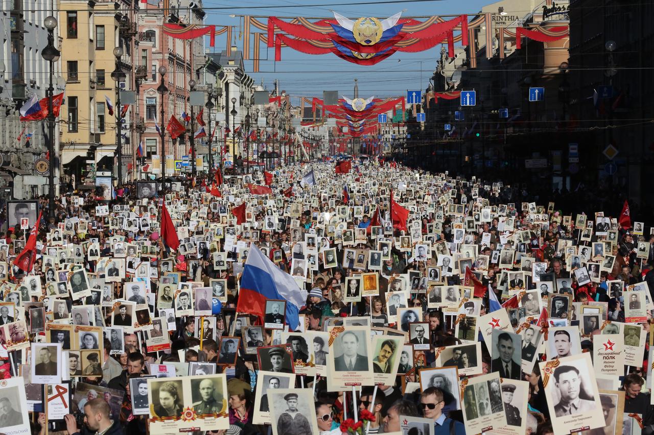 Der "Unsterbliches Regiment" bei einer Militärparade "Tag des Sieges" 9. Mai in Russland: Angehörige von Soldaten der Roten Armee, die im Zweiten Weltkrieg gedient haben, führen ihre Porträts durch eine Hauptstraße in Sankt Petersburg Der "Unsterbliches Regiment" bei einer Militärparade "Tag des Sieges" 9. Mai in Russland: Angehörige von Soldaten der Roten Armee, die im Zweiten Weltkrieg gedient haben, führen ihre Porträts durch eine Hauptstraße in Sankt Petersburg