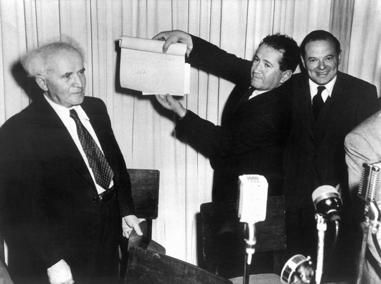 Nach der Unterzeichnung der Proklamationsurkunde am 14. Mai 1948 im Stadtmuseum von Tel Aviv hält eine nicht identifizierte Person das Schriftstück mit den Unterschriften in die Höhe, links David Ben Gurion, der erste Ministerpräsident Israels. In Anwesenheit von mehreren hundert Personen hatten Vertreter aller jüdischer Parteien und der Jewish Agency die "Unabhängigkeits-Deklaration" des neuen jüdischen Staates Israel unterzeichnet. Nach der Unterzeichnung der Proklamationsurkunde am 14. Mai 1948 im Stadtmuseum von Tel Aviv hält eine nicht identifizierte Person das Schriftstück mit den Unterschriften in die Höhe, links David Ben Gurion, der erste Ministerpräsident Israels. In Anwesenheit von mehreren hundert Personen hatten Vertreter aller jüdischer Parteien und der Jewish Agency die "Unabhängigkeits-Deklaration" des neuen jüdischen Staates Israel unterzeichnet.