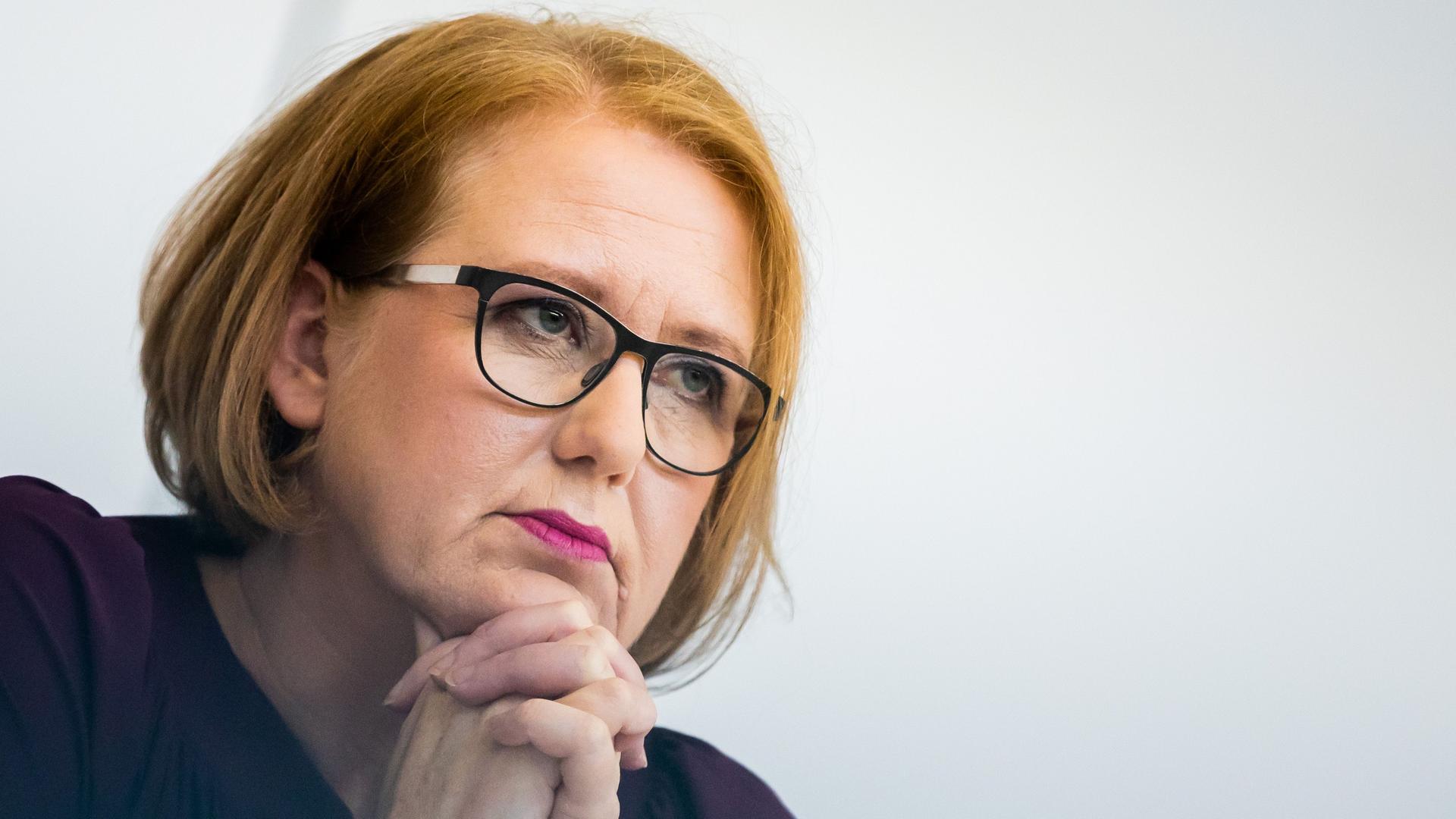Porträtfoto von Familienministerin Lisa Paus (Bündnis 90/Die Grünen) bei einer Pressekonferenz. Porträtfoto von Familienministerin Lisa Paus (Bündnis 90/Die Grünen) bei einer Pressekonferenz.