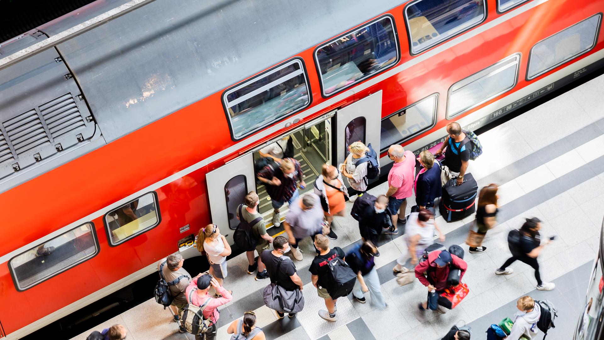Passagiere steigen am Berliner Hauptbahnhof aus einem Regionalexpress aus. Passagiere steigen am Berliner Hauptbahnhof aus einem Regionalexpress aus.