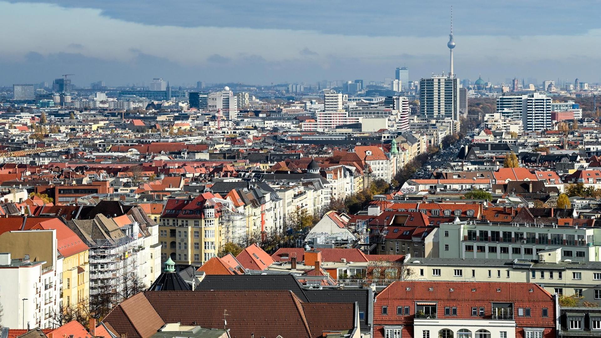 Blick über Berliner Wohnhäuser an der Bismarckstraße in Richtung Alexanderplatz mit dem Fernsehturm. Blick über Berliner Wohnhäuser an der Bismarckstraße in Richtung Alexanderplatz mit dem Fernsehturm.