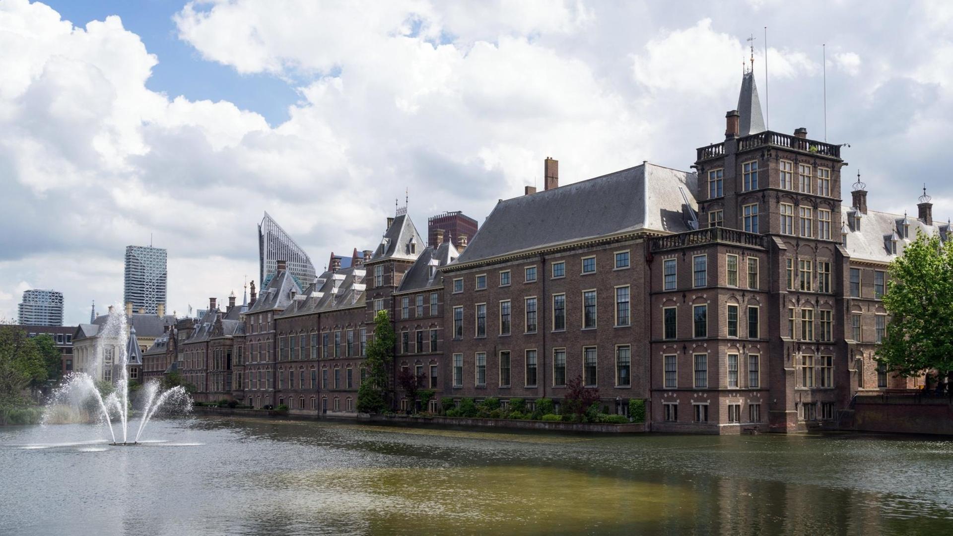 Das niederländische Parlament (Generalstaaten) im Binnenhof in Den Haag. Das niederländische Parlament (Generalstaaten) im Binnenhof in Den Haag.