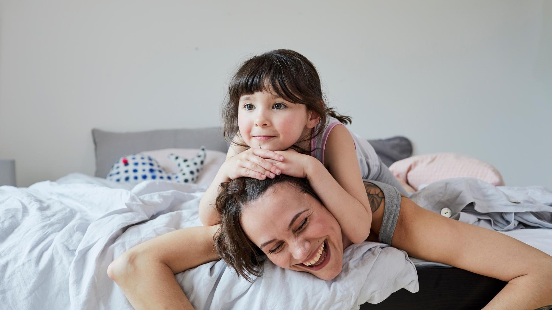 Фотосессия мама и дочь в спальне