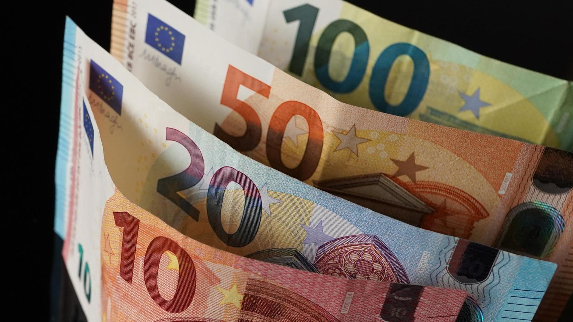 Verschiedene Banknoten im Wert von 10, 20, 50 und 100 Euro stehen nebeneinander. Verschiedene Banknoten im Wert von 10, 20, 50 und 100 Euro stehen nebeneinander.